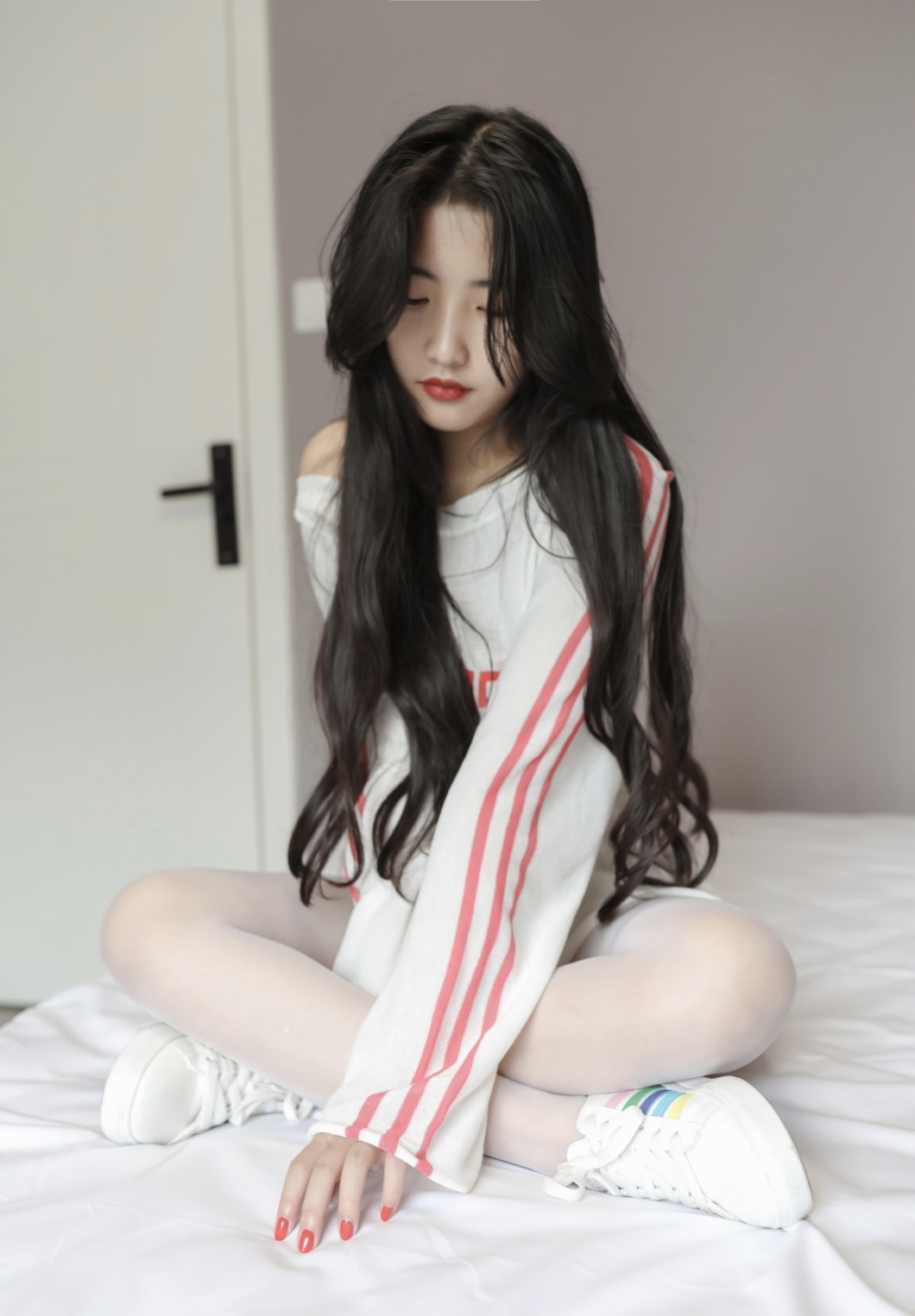 《旅馆板鞋の白丝脚丫》作品图