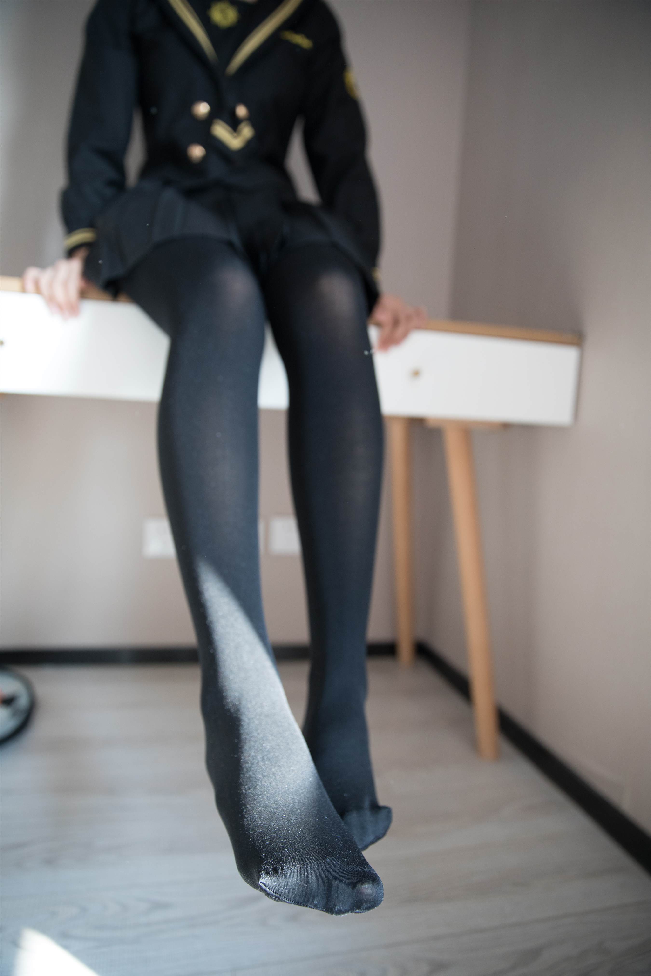 《学院风日系jk制服の黑丝脚丫》作品图