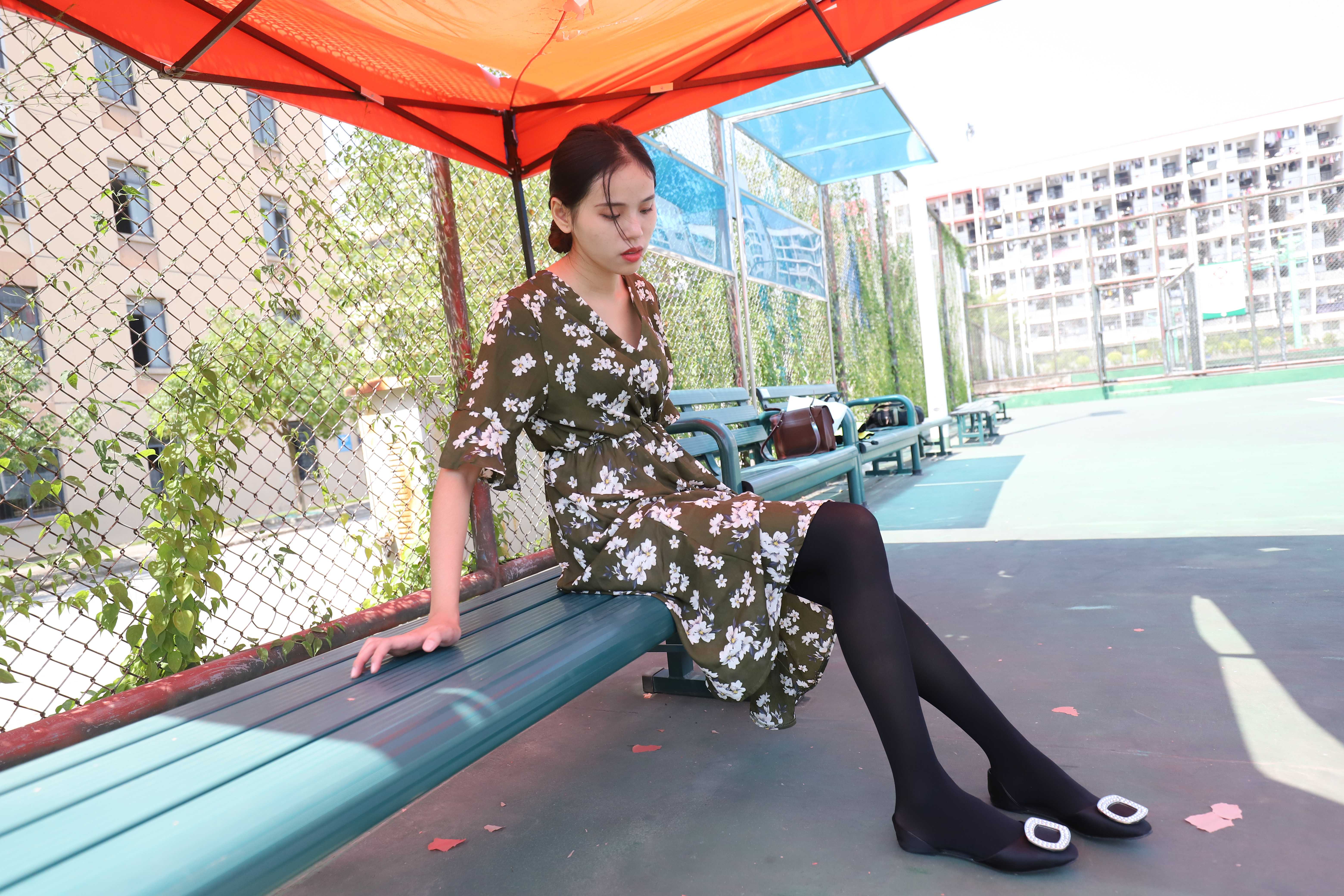 《操场碎花裙长黑丝脚丫》作品图