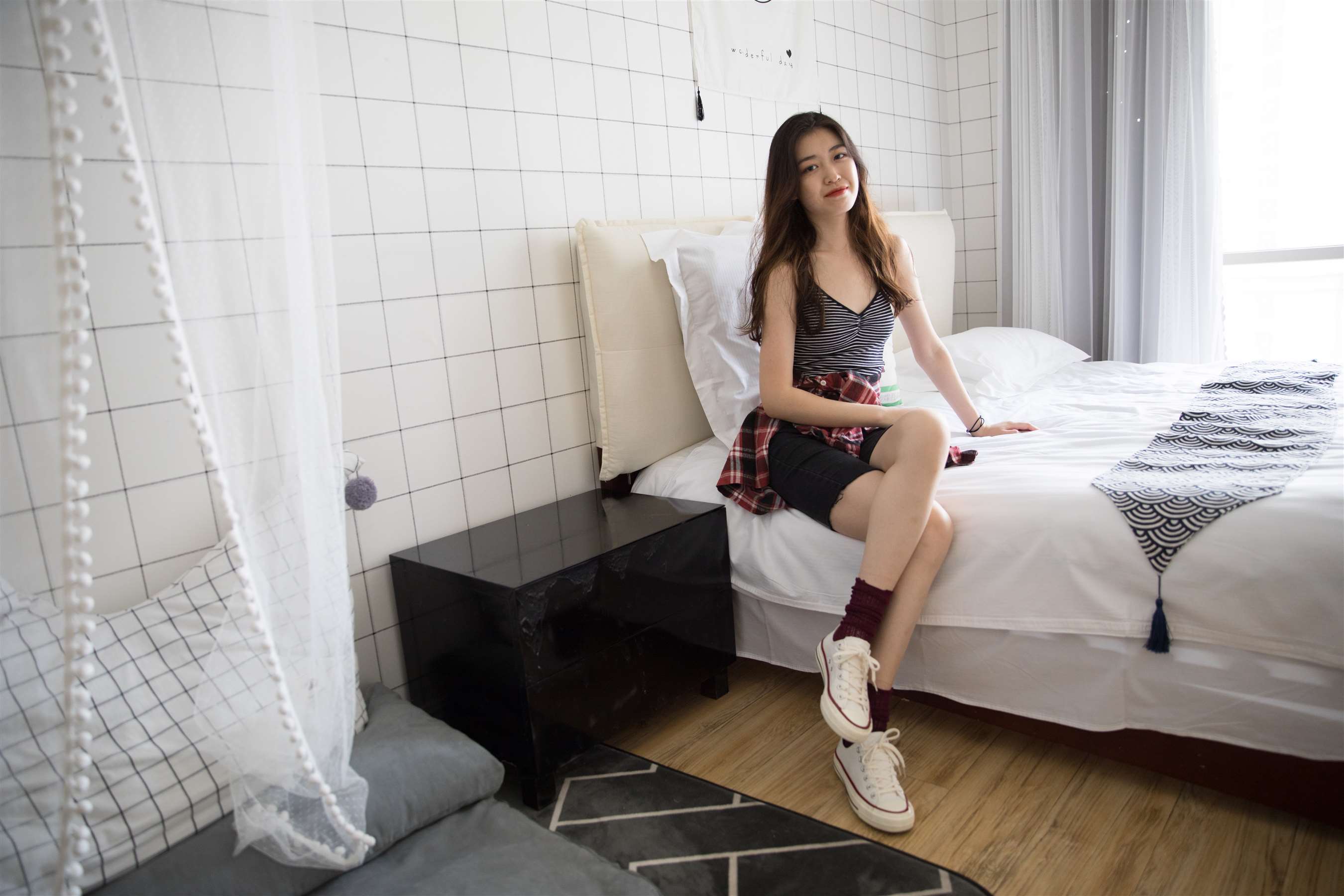 《热裤帆布鞋の棉袜脚》作品图