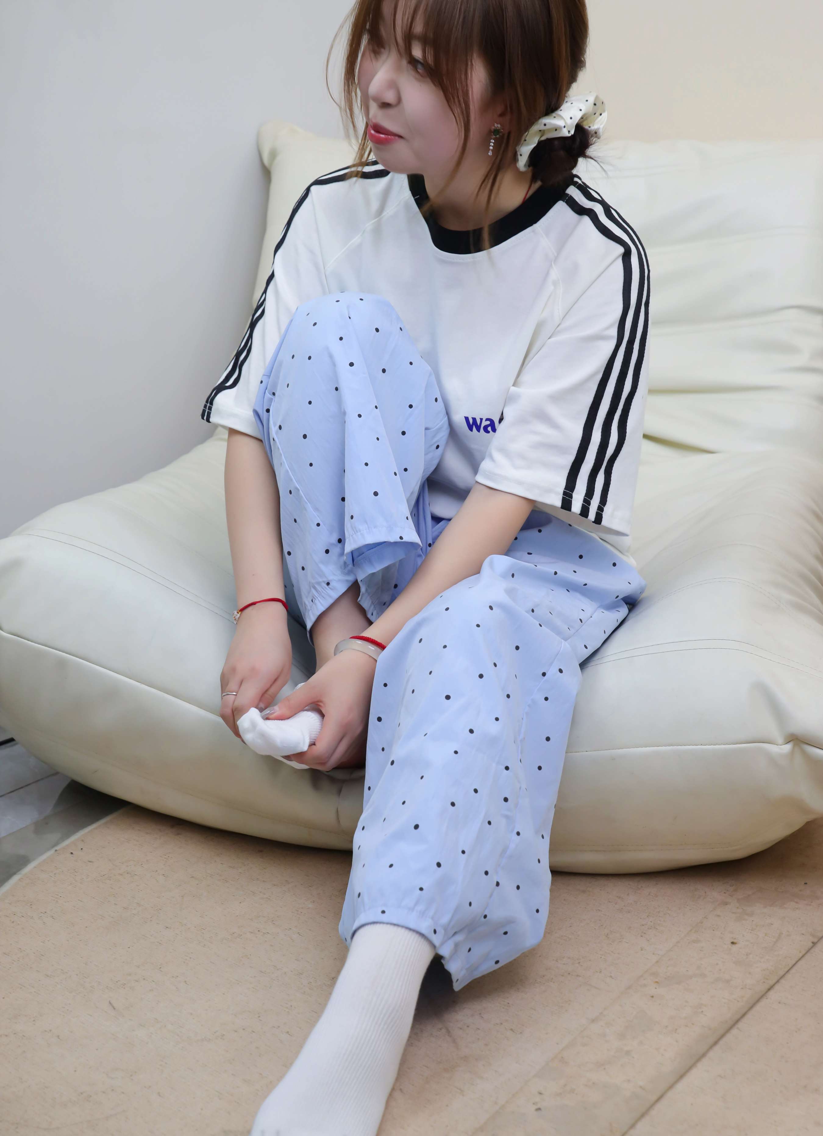 《姜姜脱白棉袜秀红润嫩足》作品图