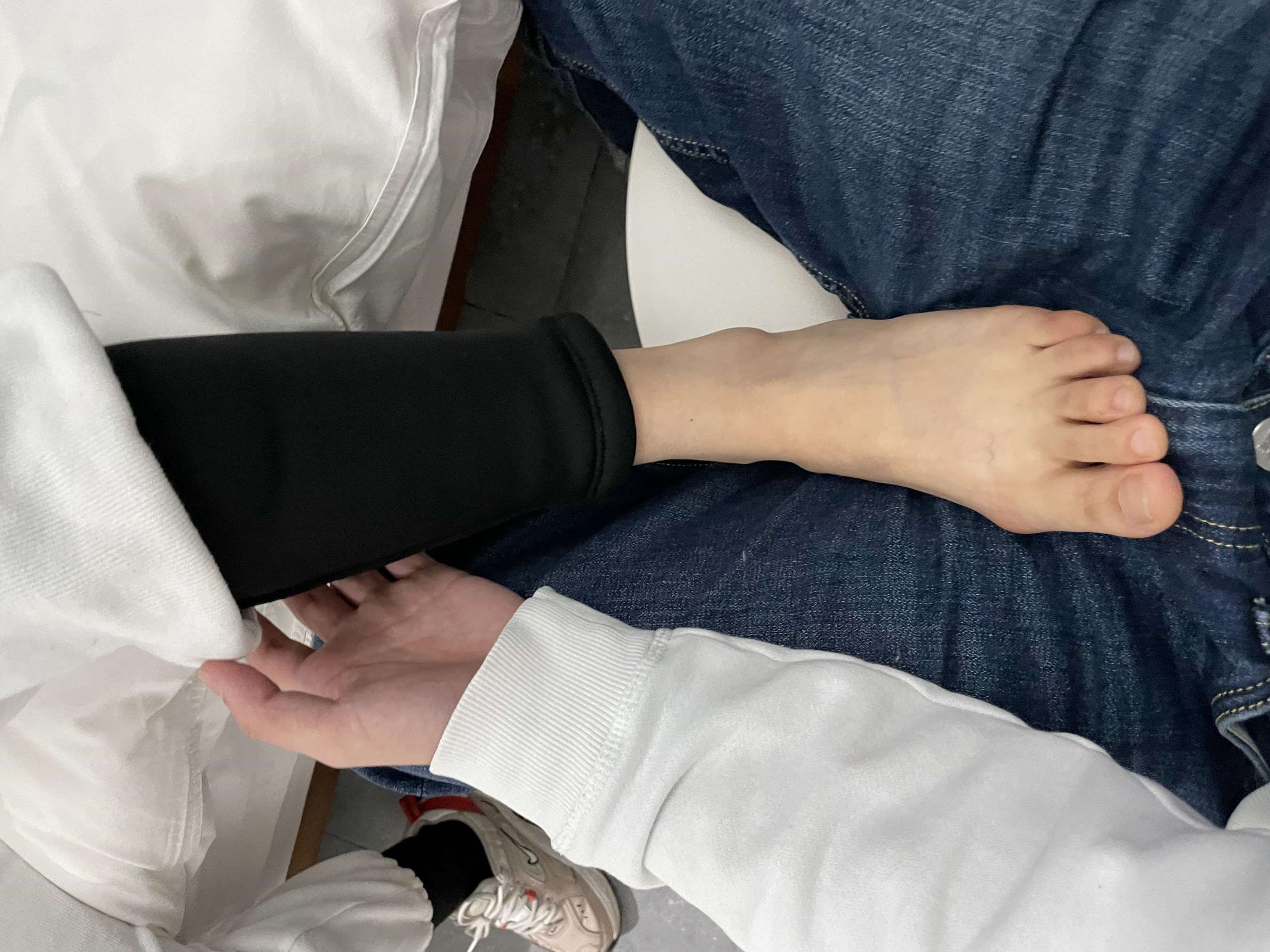 《新认识的校园妹妹，带回酒店把玩她嫩脚！》作品图