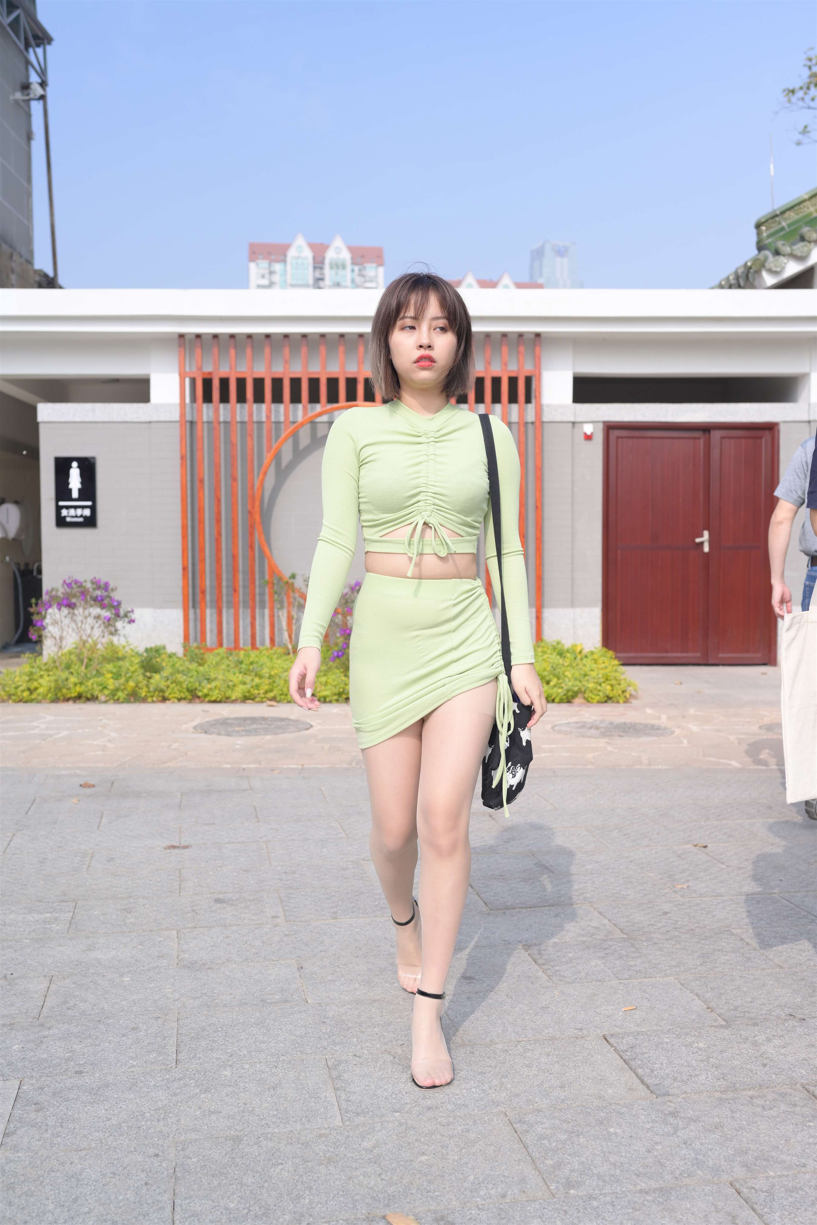 《暴躁绿色包臀裙の丝足少女【套图+视频】》作品图