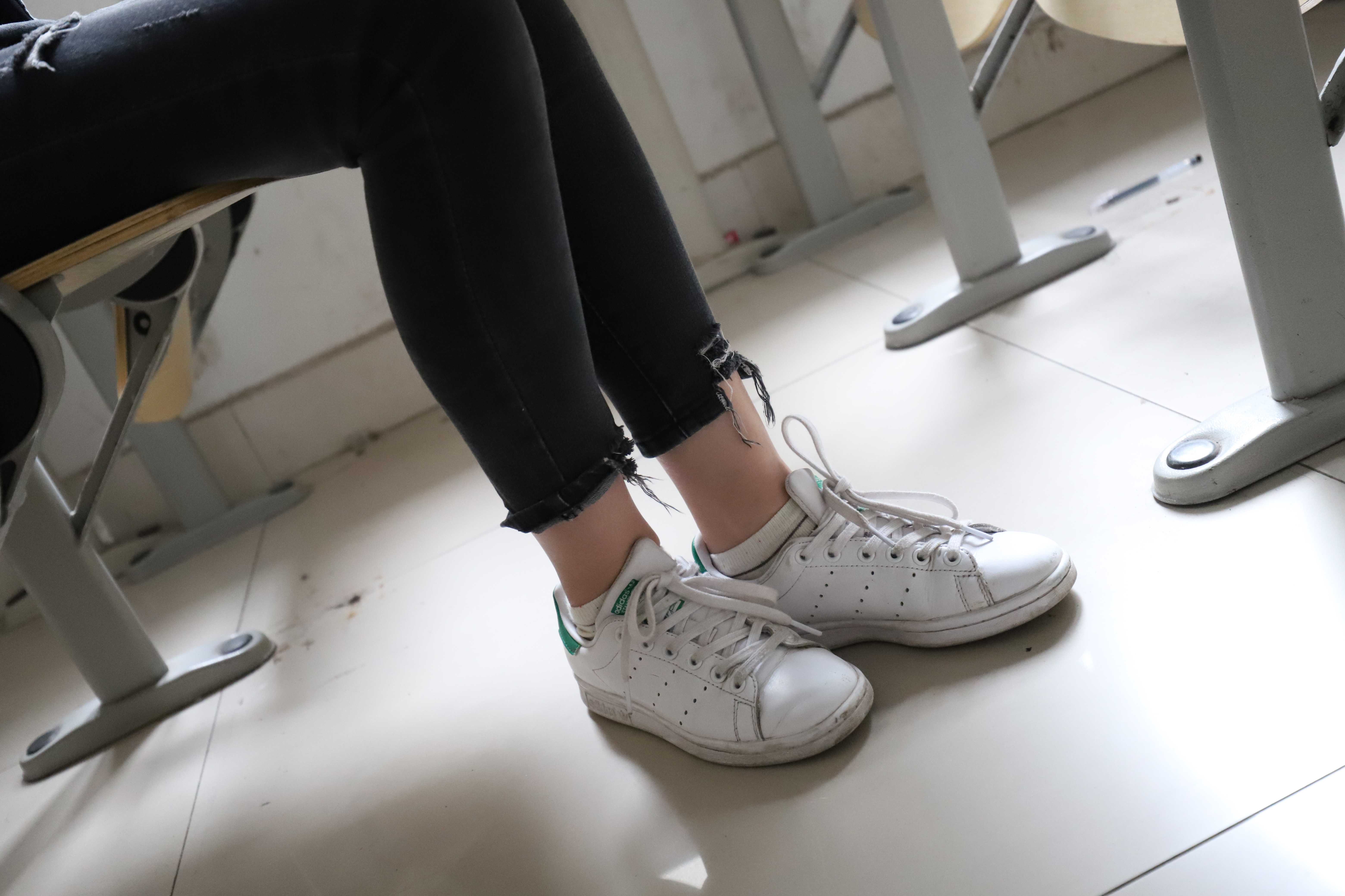 《校园学姐板鞋の船袜脚丫》作品图