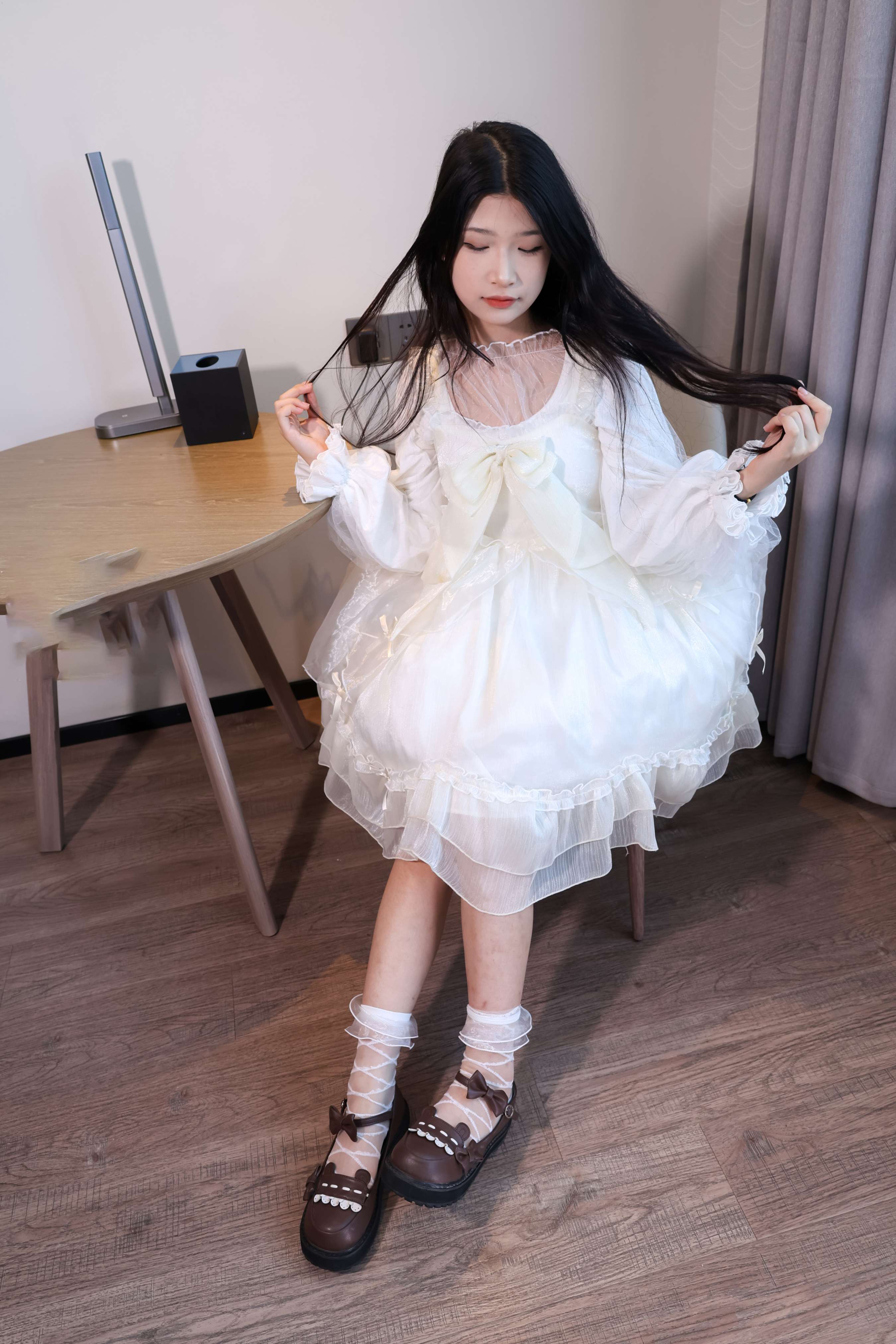 《少女白裙纱袜》作品图