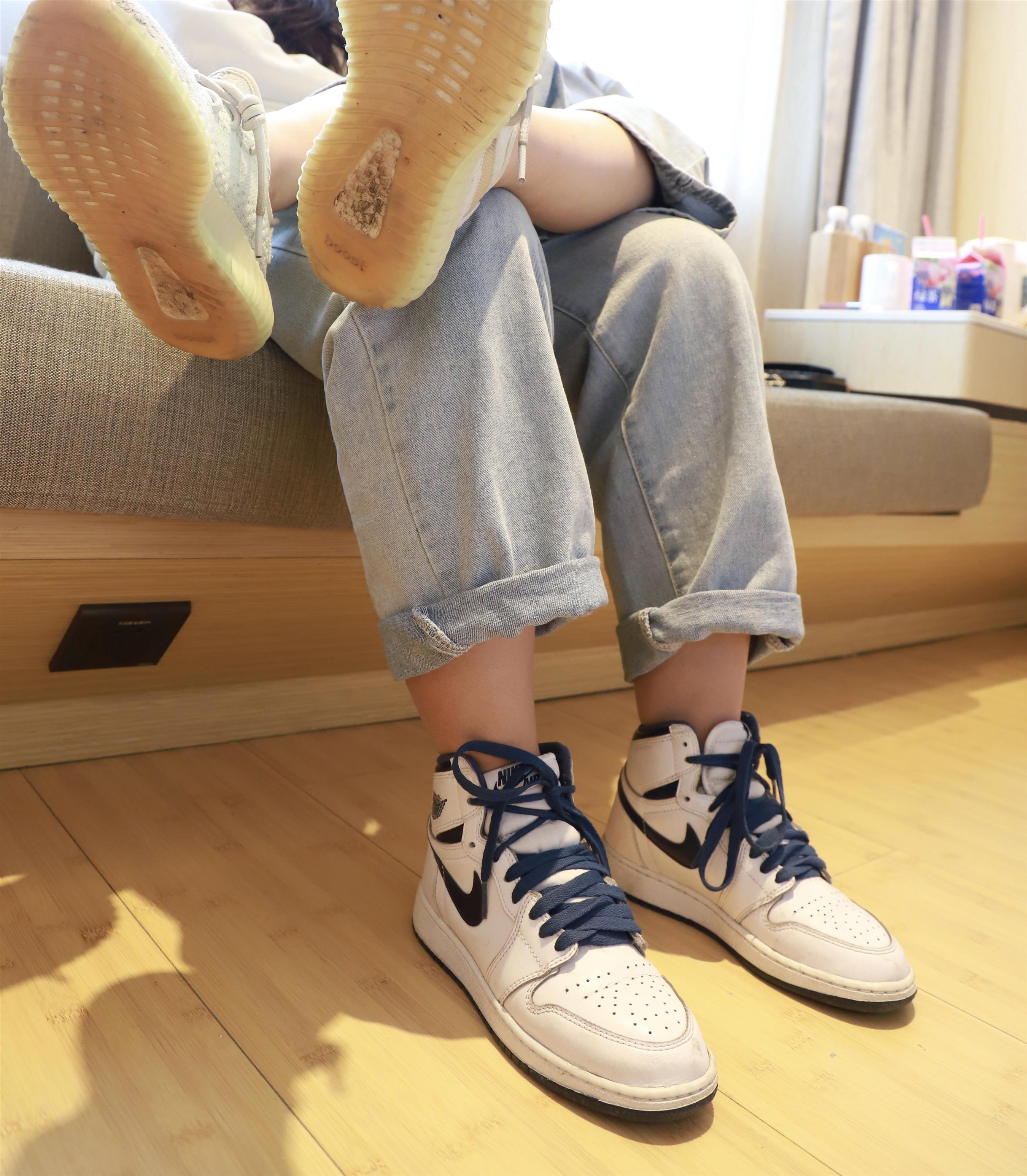 《俩小姐姐互闻jio》作品图