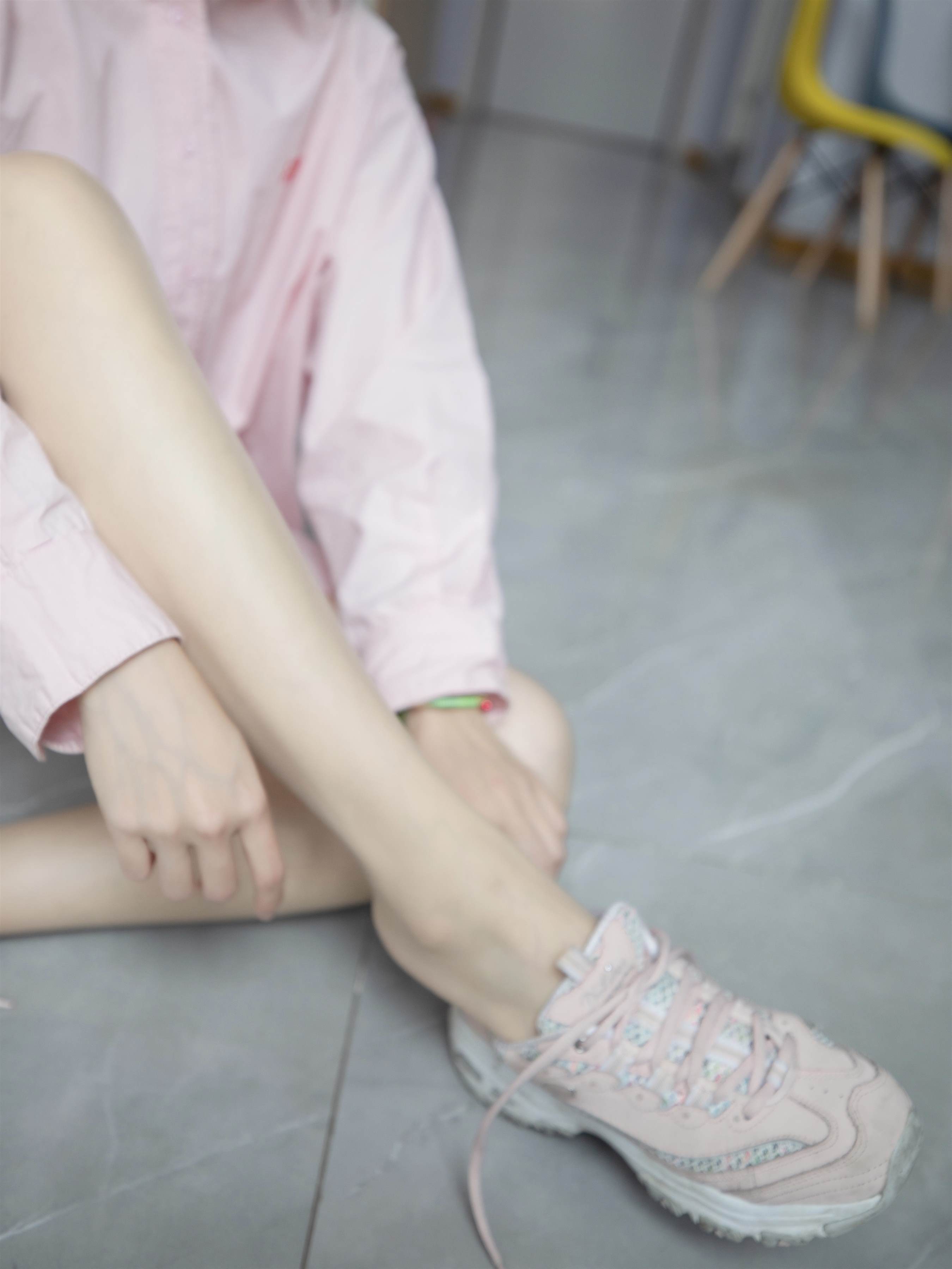 《运动鞋の丝脚丫》作品图