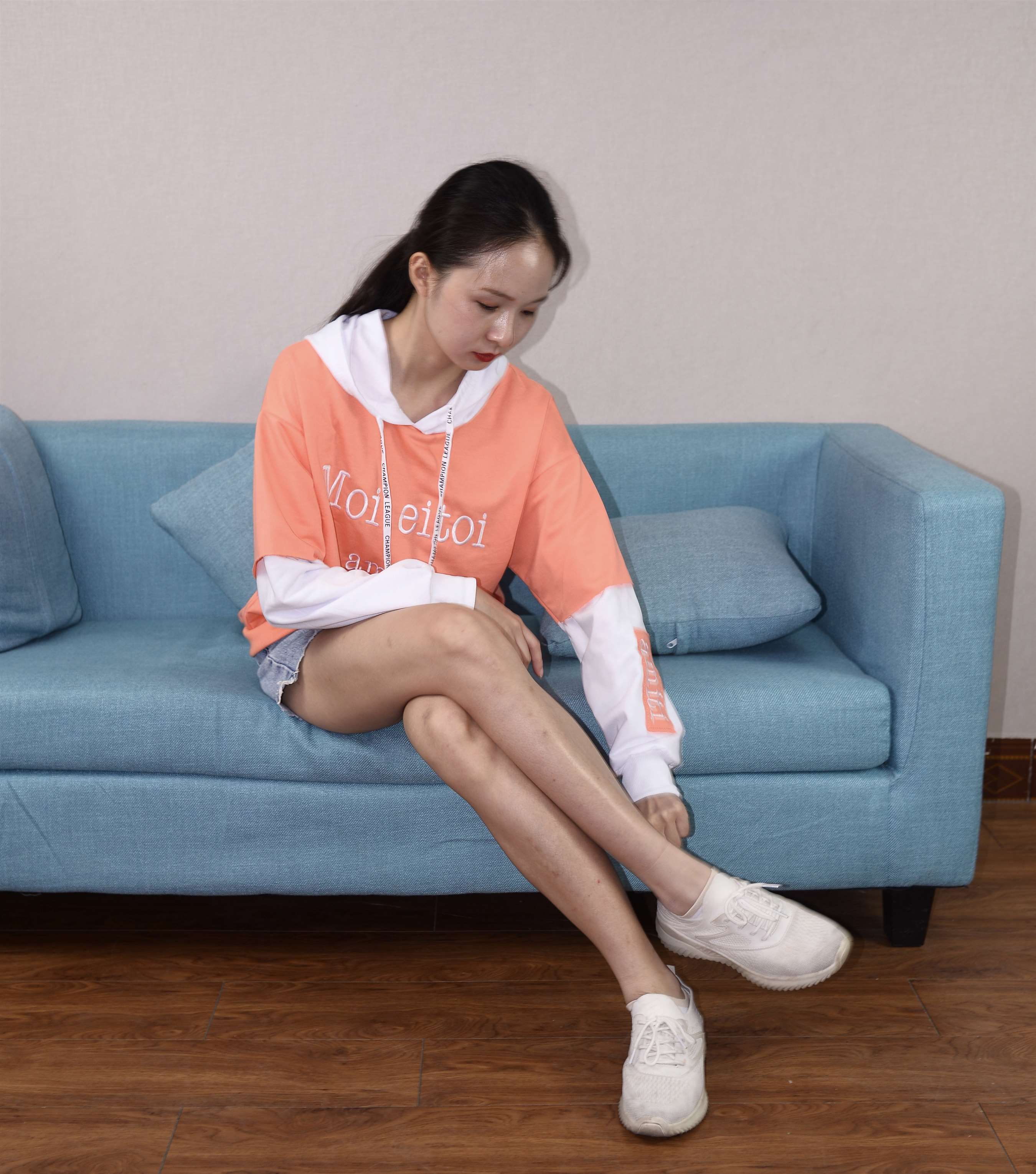 《运动鞋の棉袜脚带脱袜过程》作品图