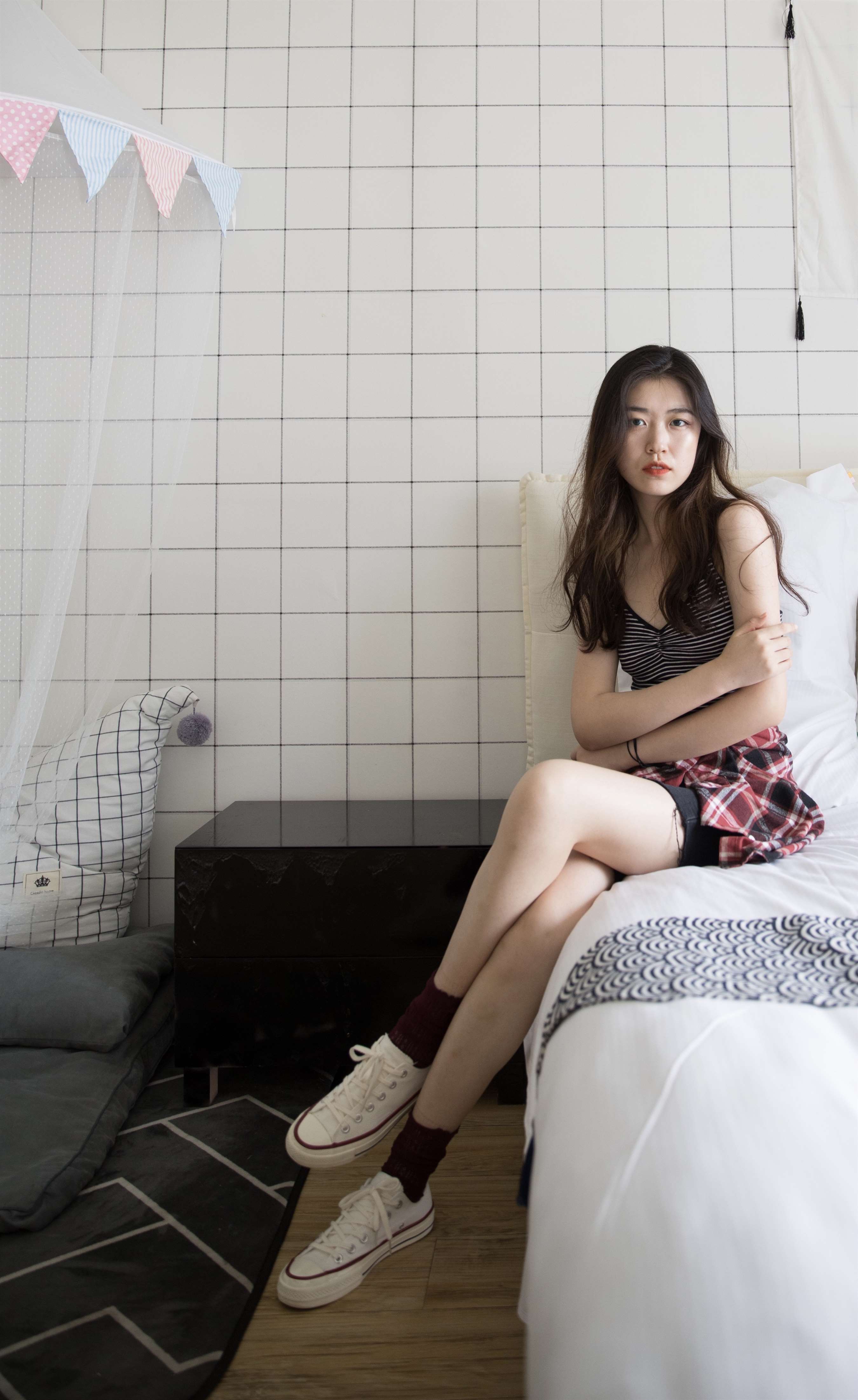 《热裤帆布鞋の棉袜脚》作品图