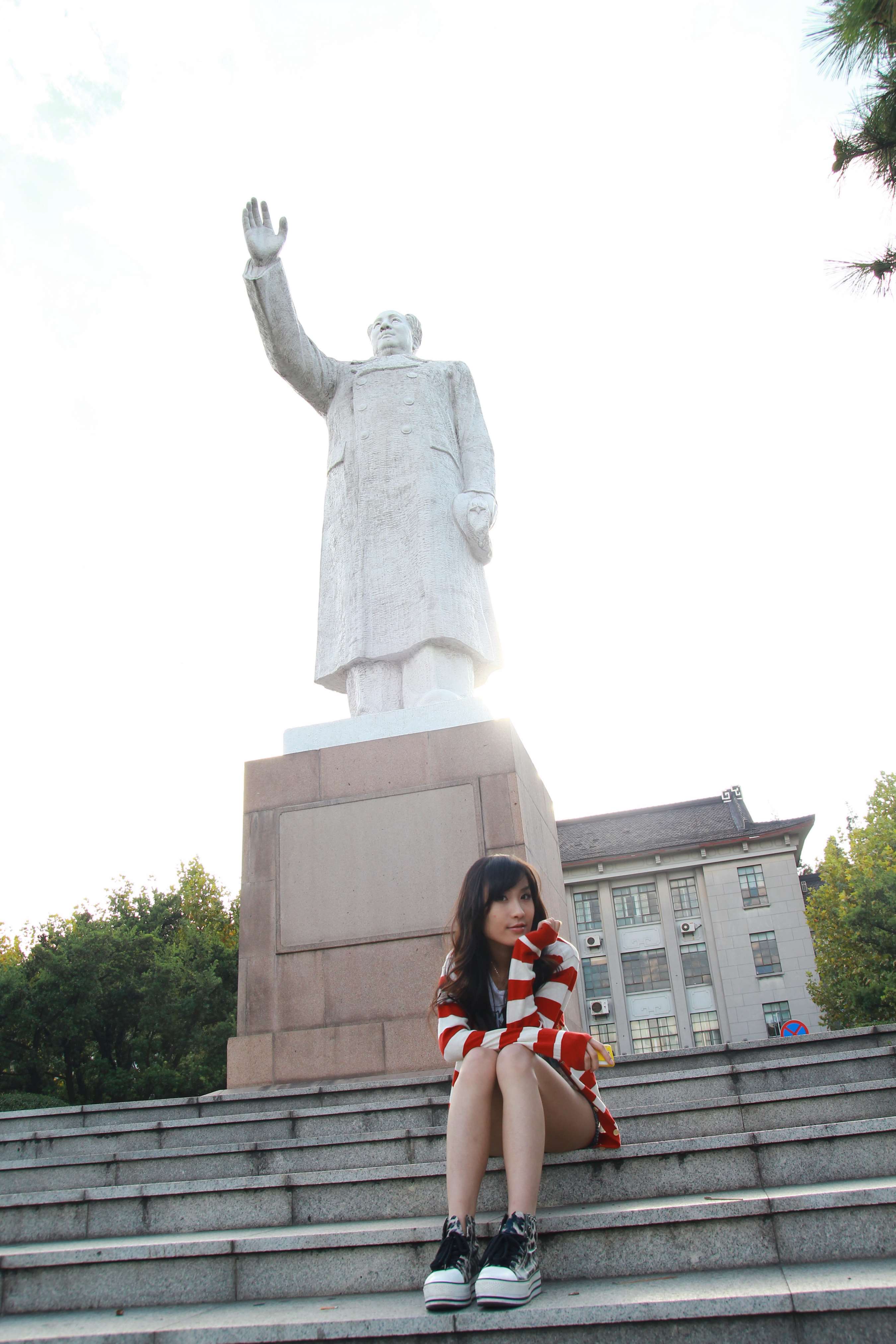 《少女举起纤细的嫩足》作品图