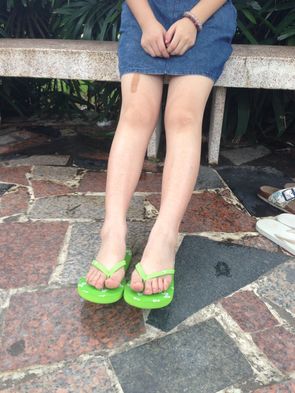 《圆圆裸足凉拖》作品图