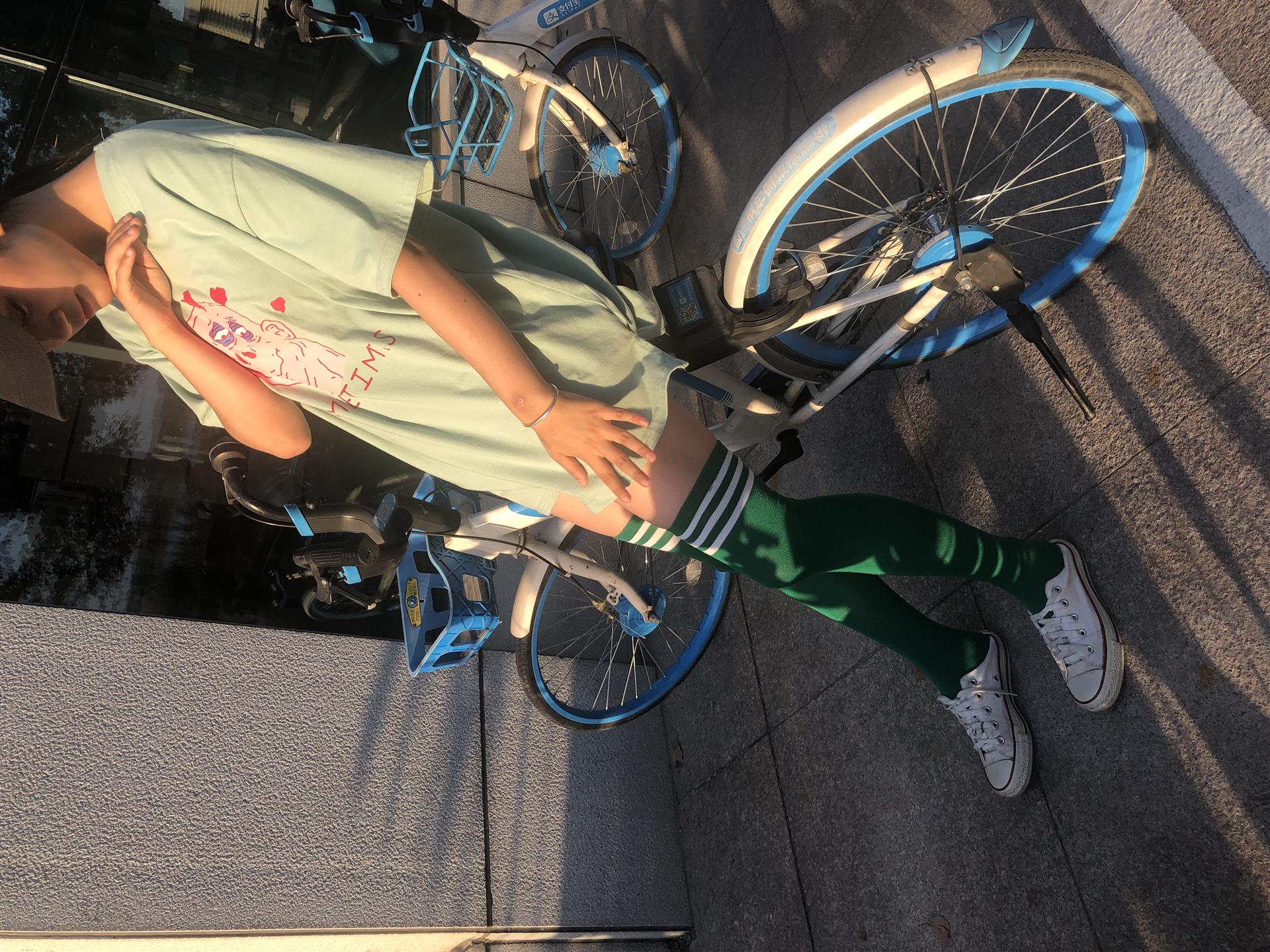 《学姐帆布鞋の长绿袜子+3个视频》作品图