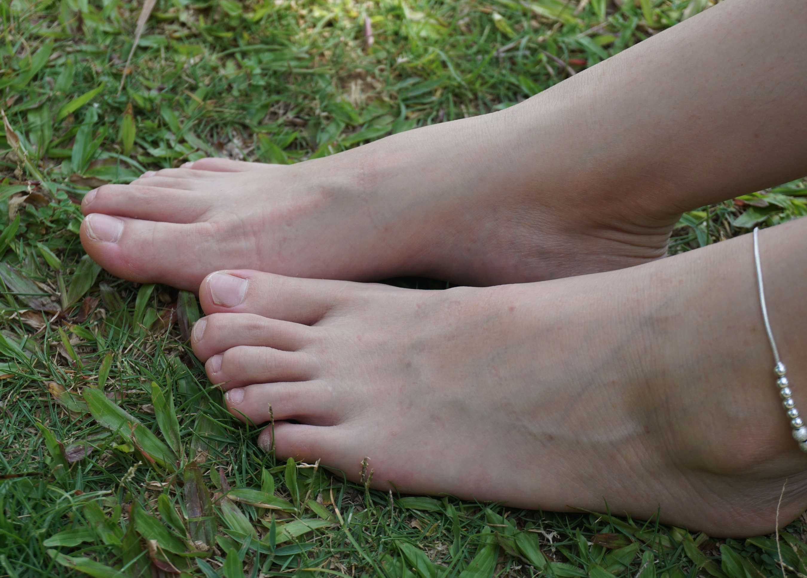 《杰杰草地全方位秀脚丫》作品图