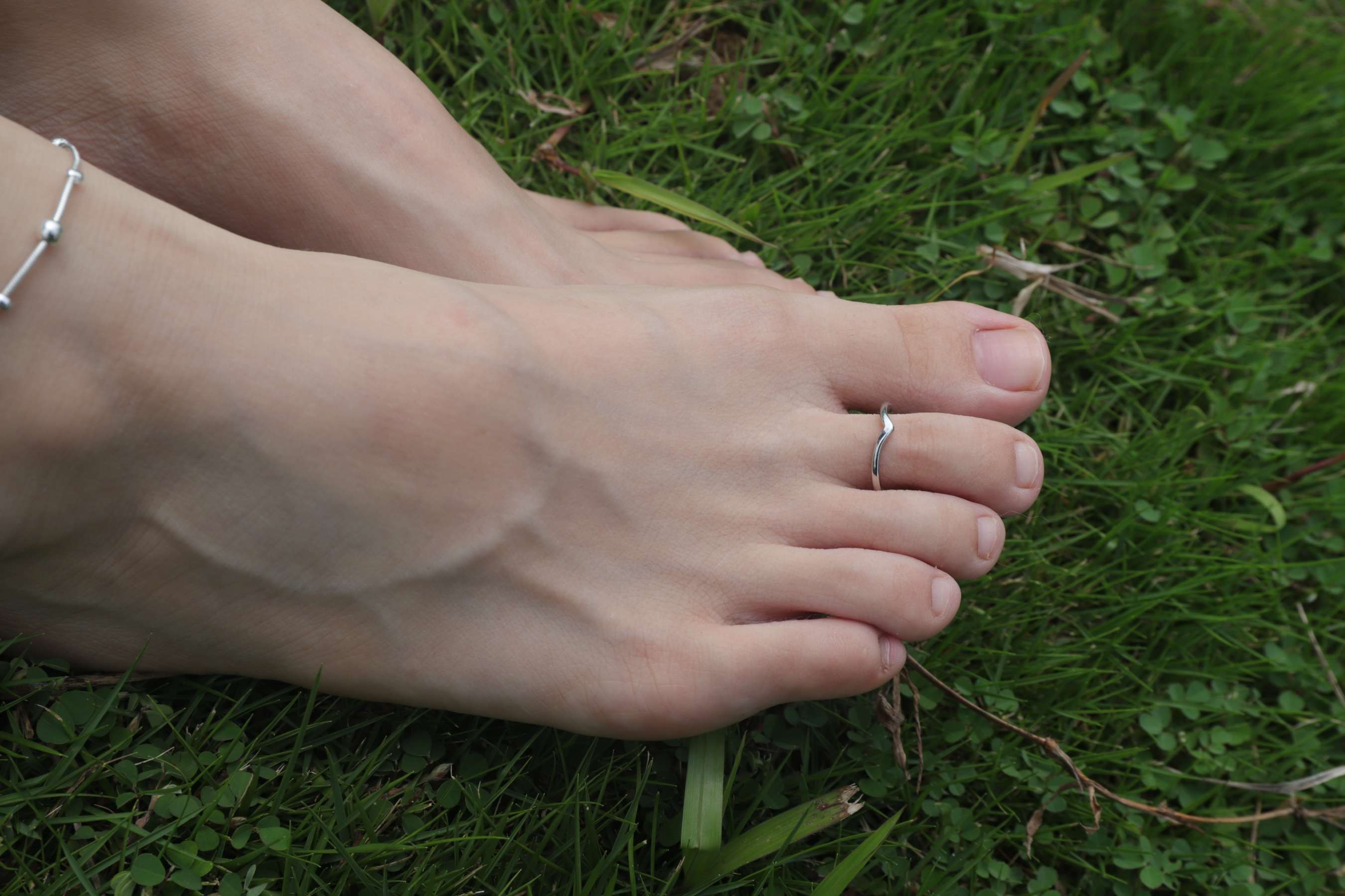 《大学生小茵的白嫩脚丫》作品图