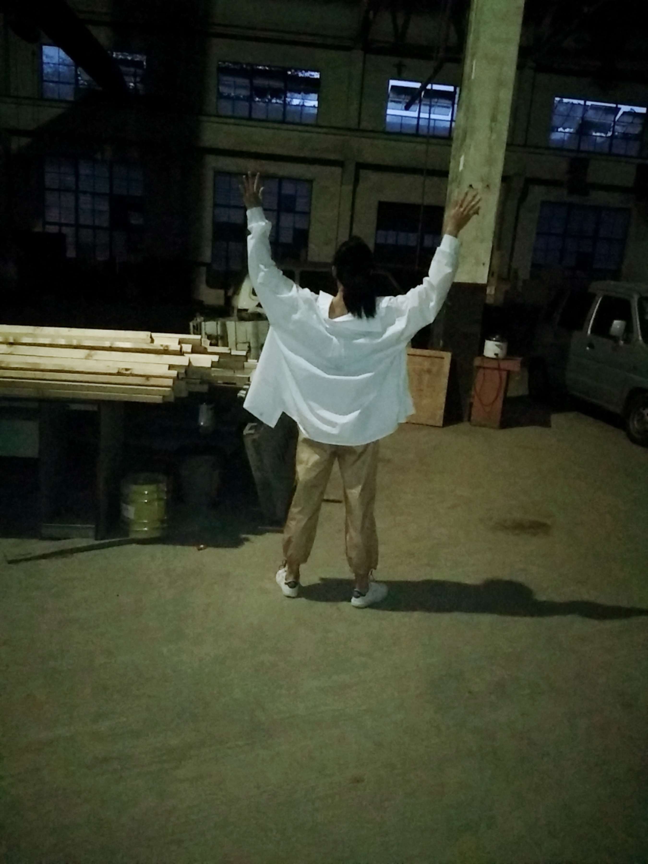 《子瑒-废弃工厂广场赤脚》作品图