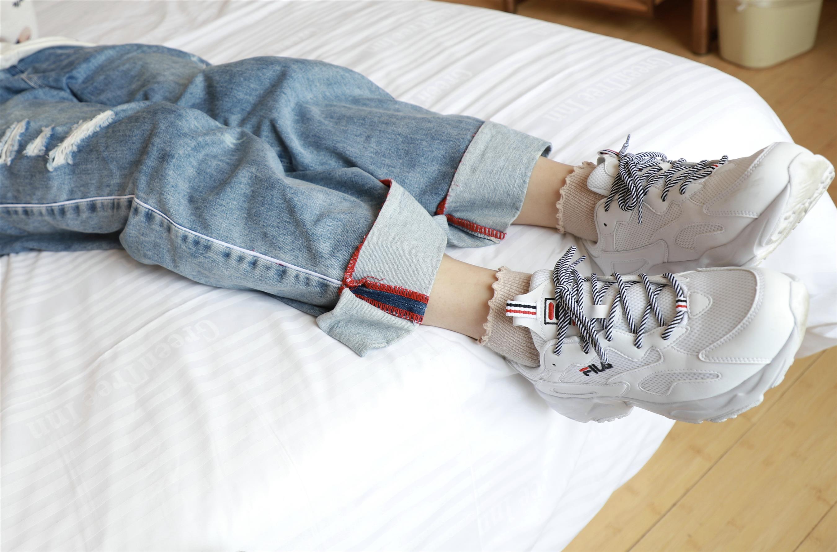 《运动鞋の棉袜脚丫》作品图