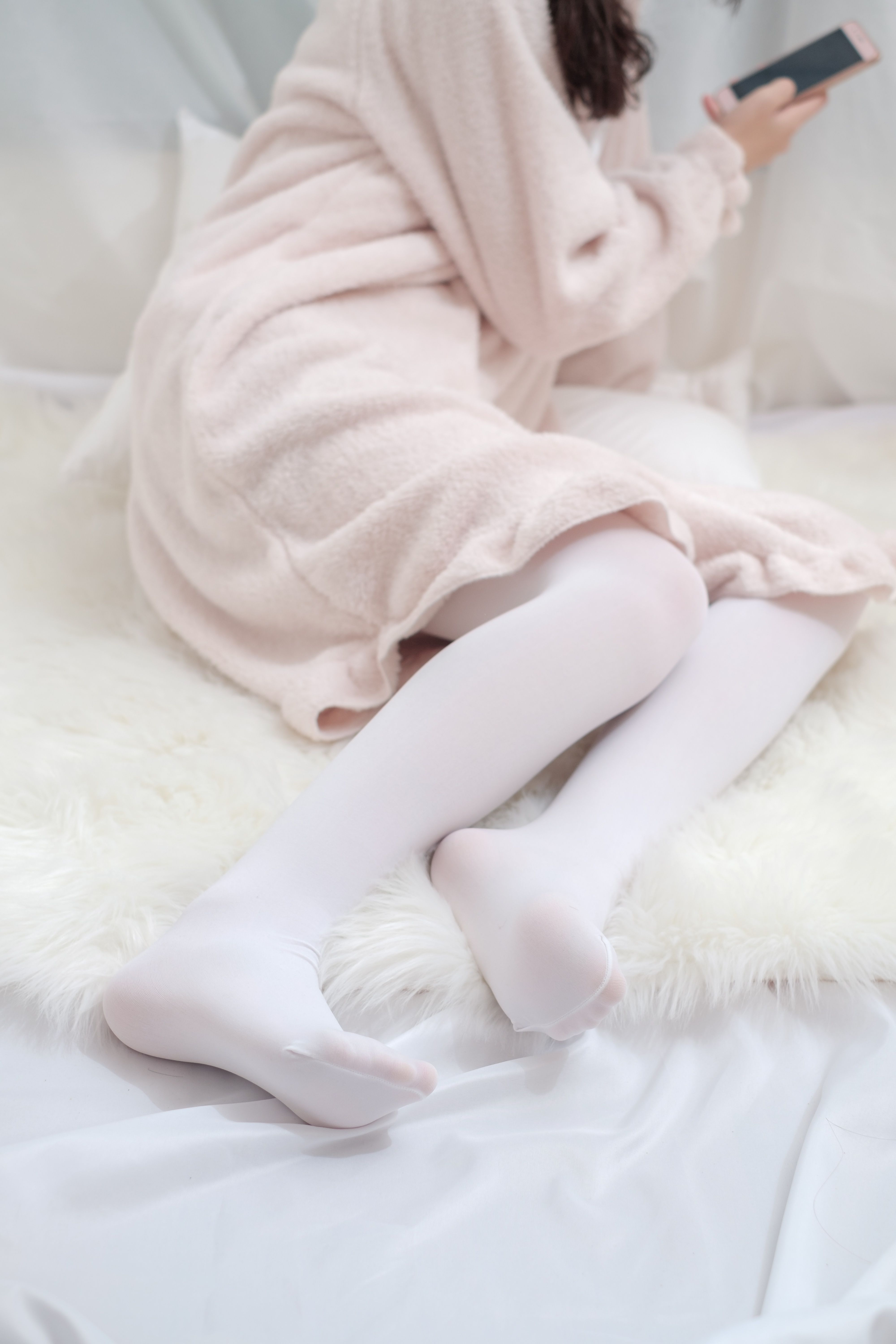 《双马尾辫少女の白色长丝袜脚+视频一部》作品图