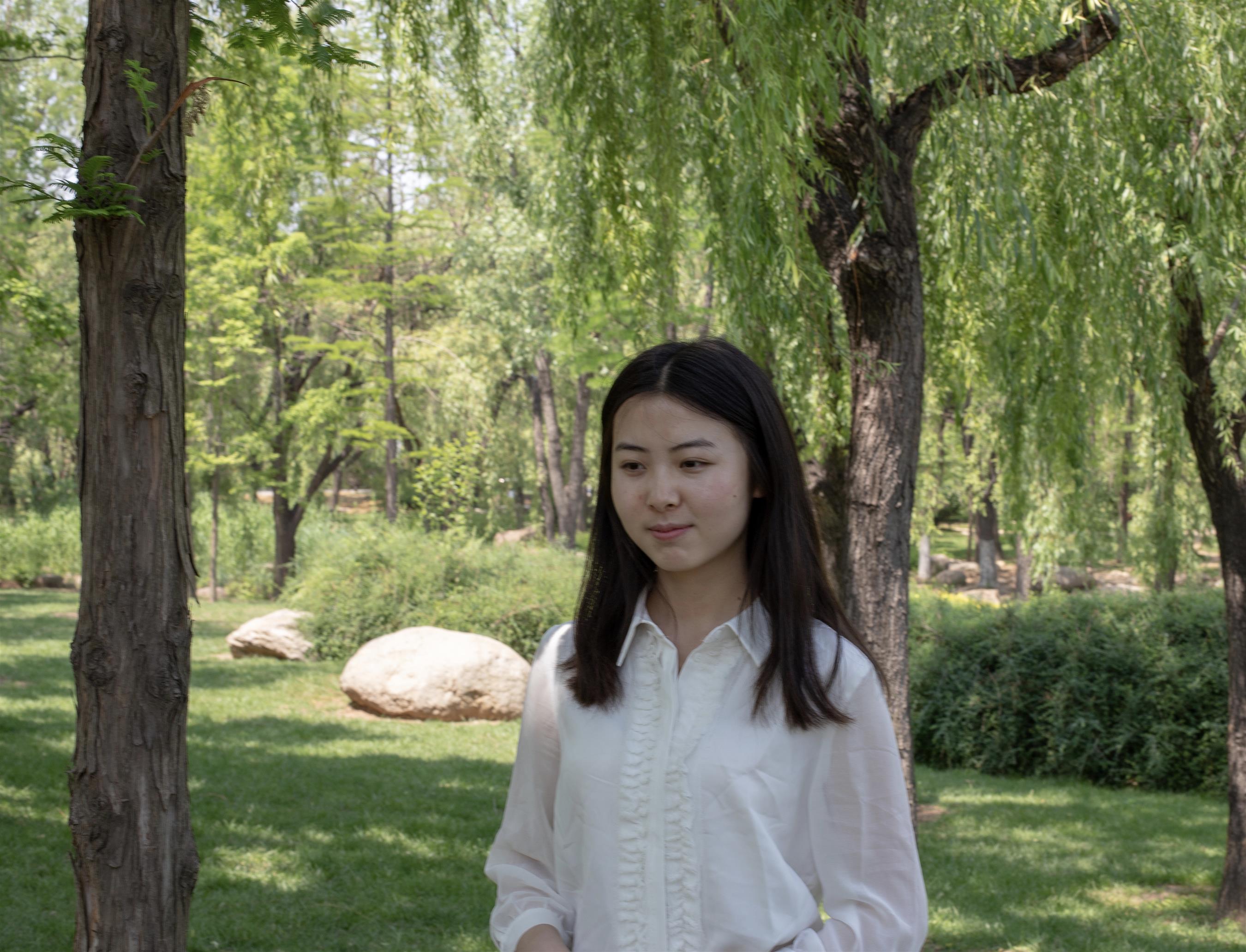 《公园里的白棉袜脚丫》作品图