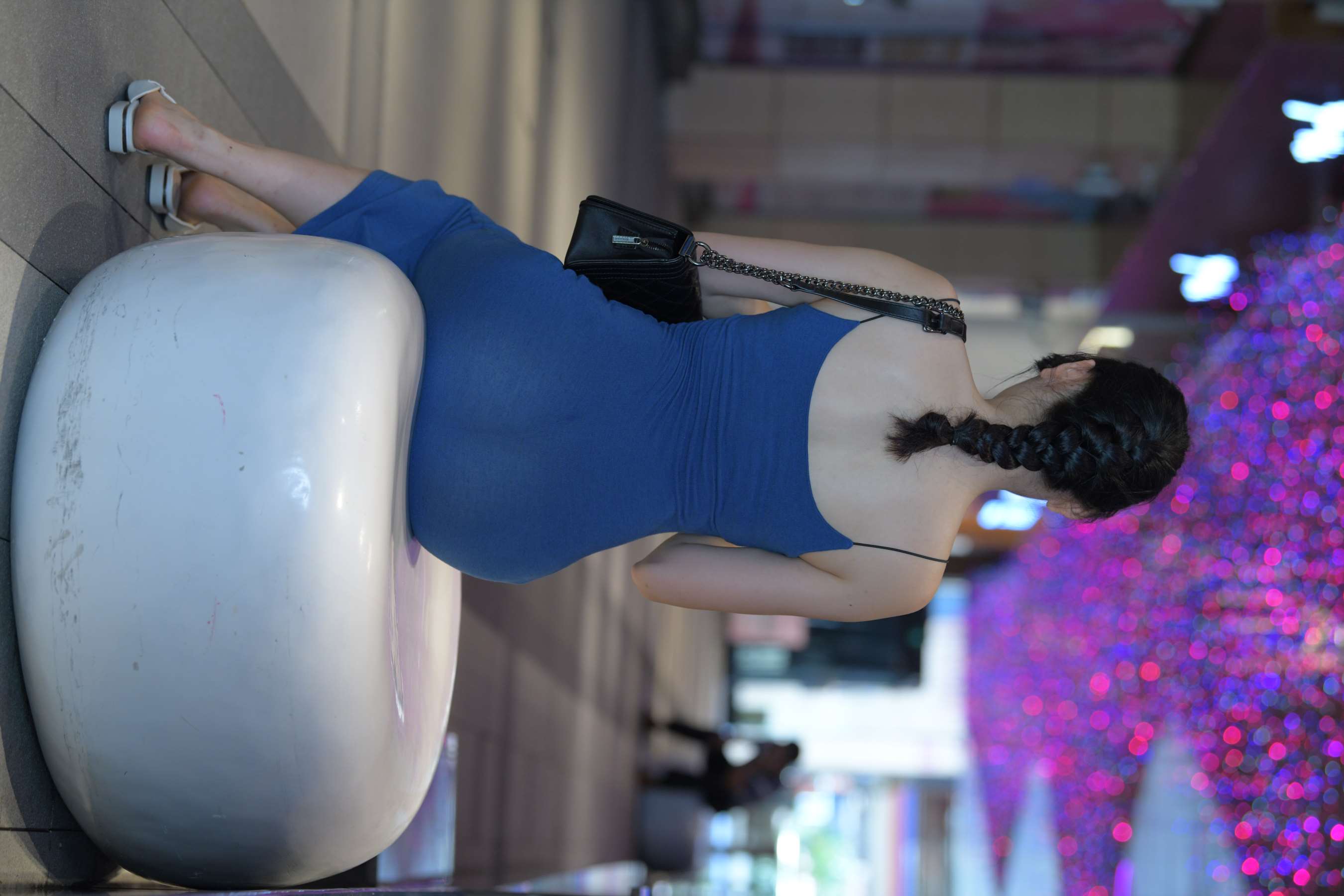 《蓝色包臀裙女孩》作品图