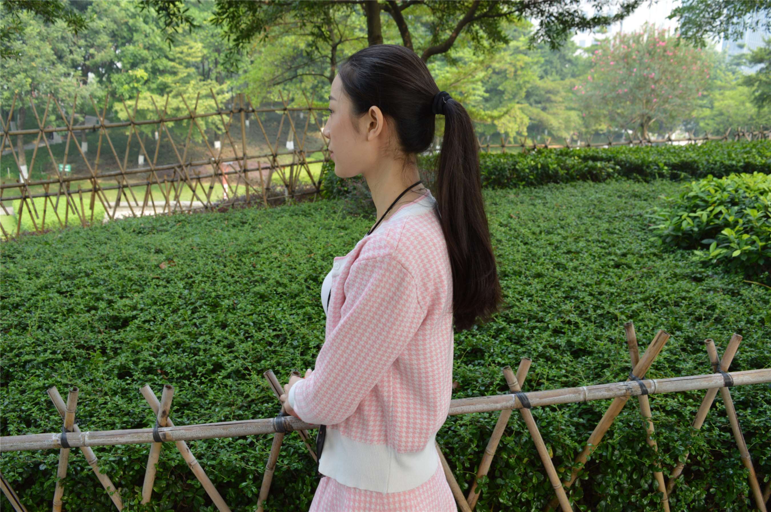 《玲玲草地上秀美脚》作品图