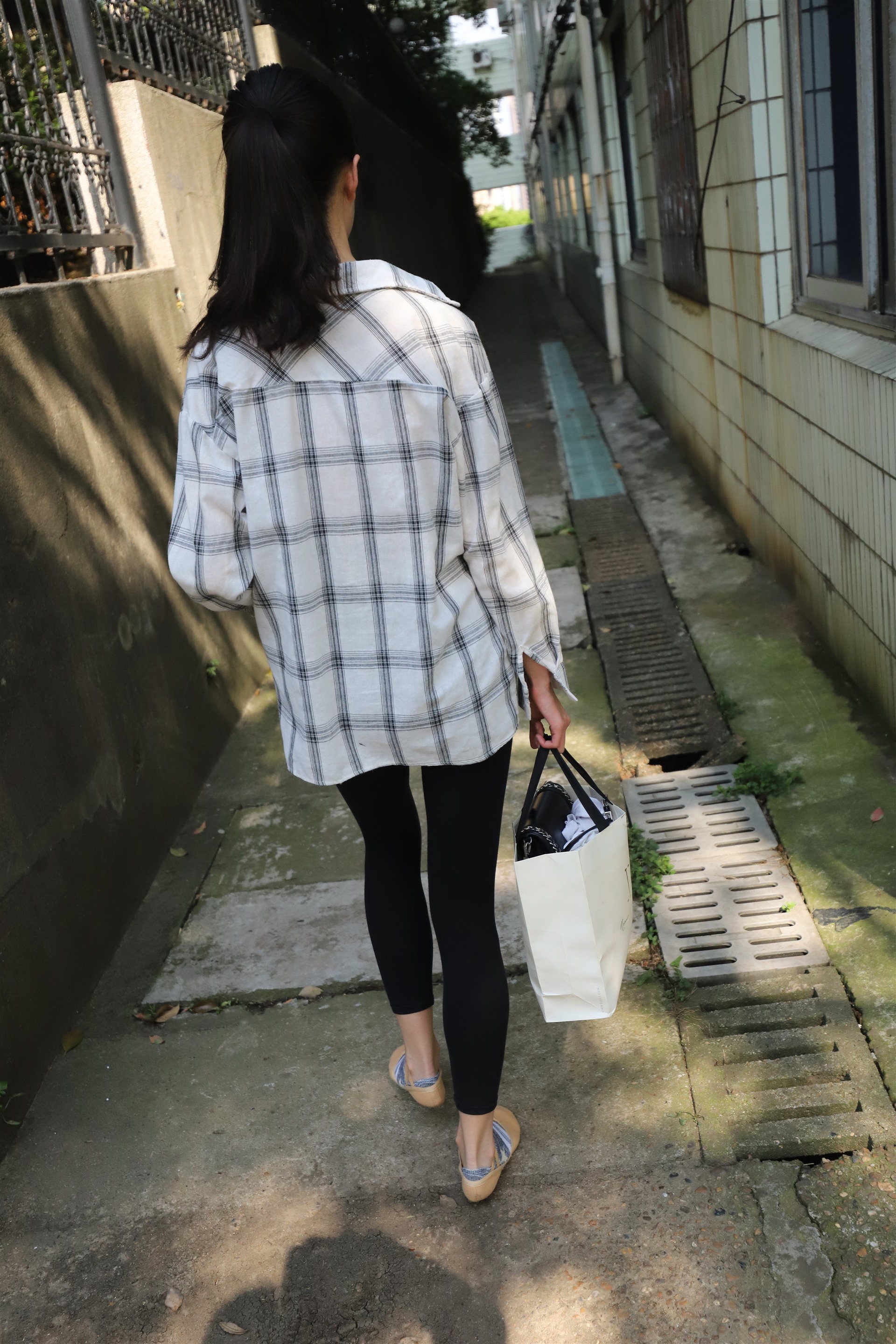 《舞后学妹吊带棉袜脚丫》作品图