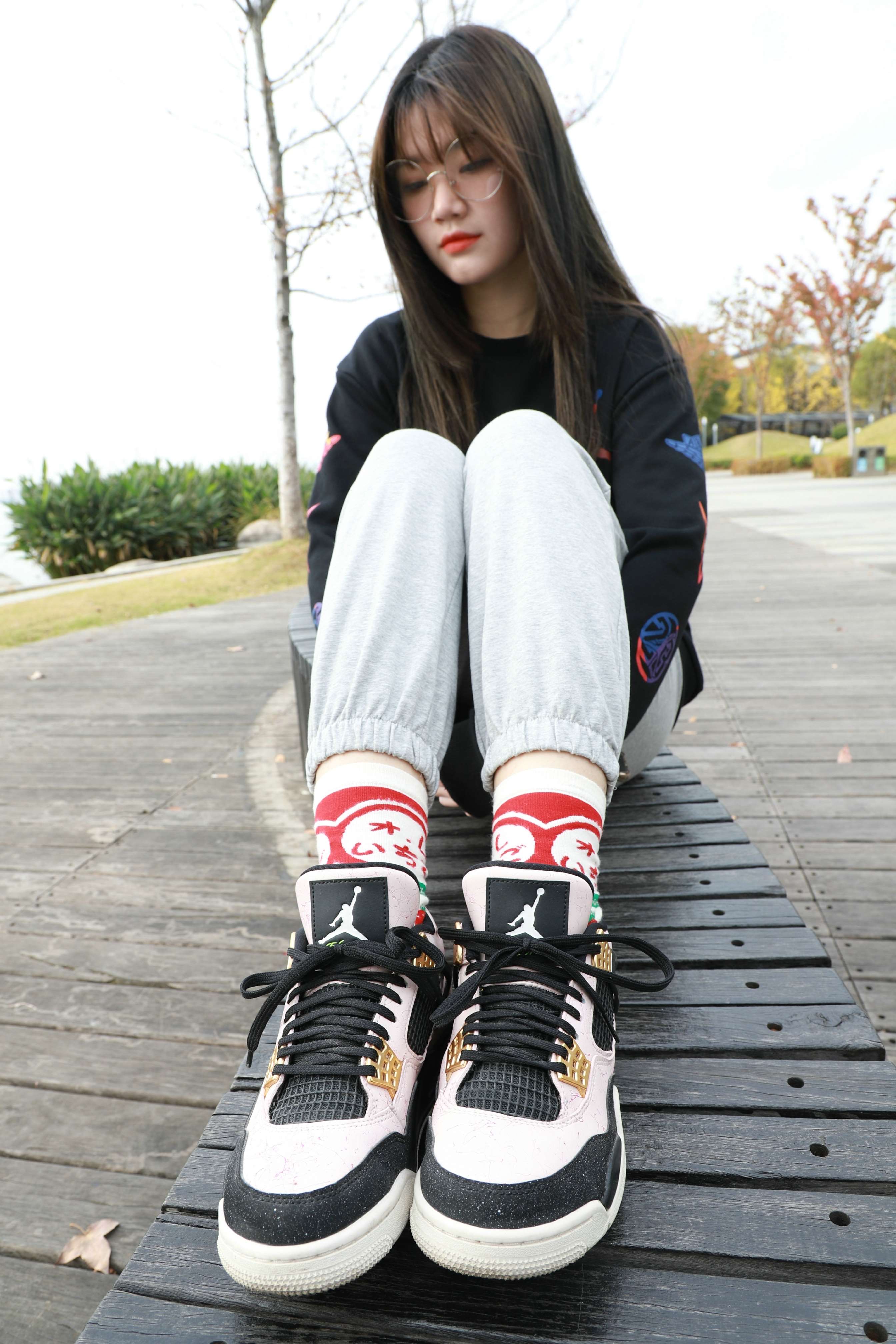 《眼镜学妹球鞋の棉袜脚》作品图