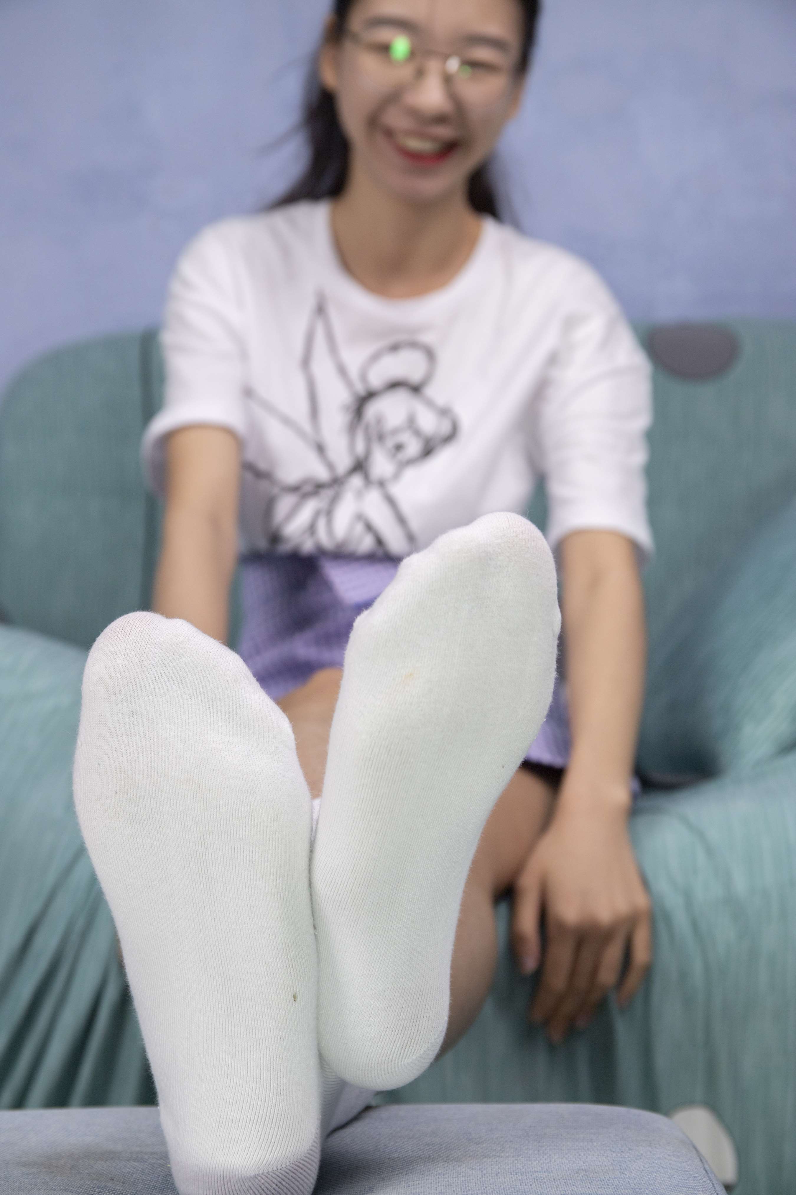 《婵婵脱掉鞋子棉袜秀性感原味美脚量脚》作品图