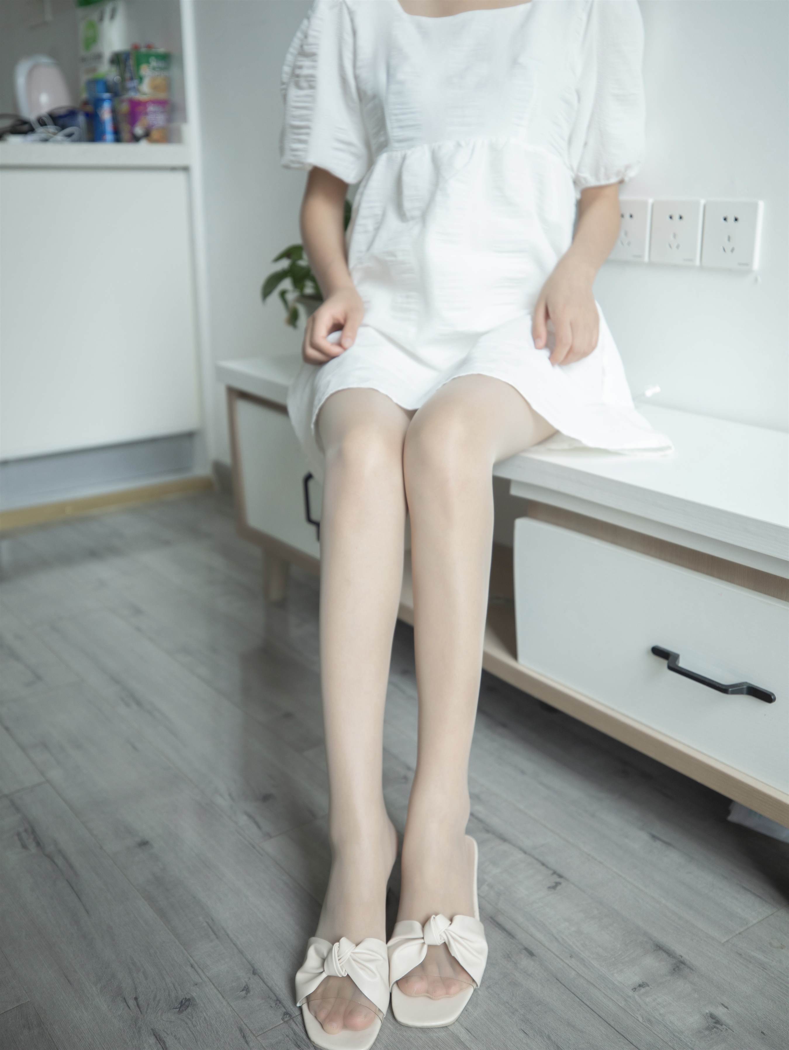 《连衣裙の肉丝脚丫》作品图