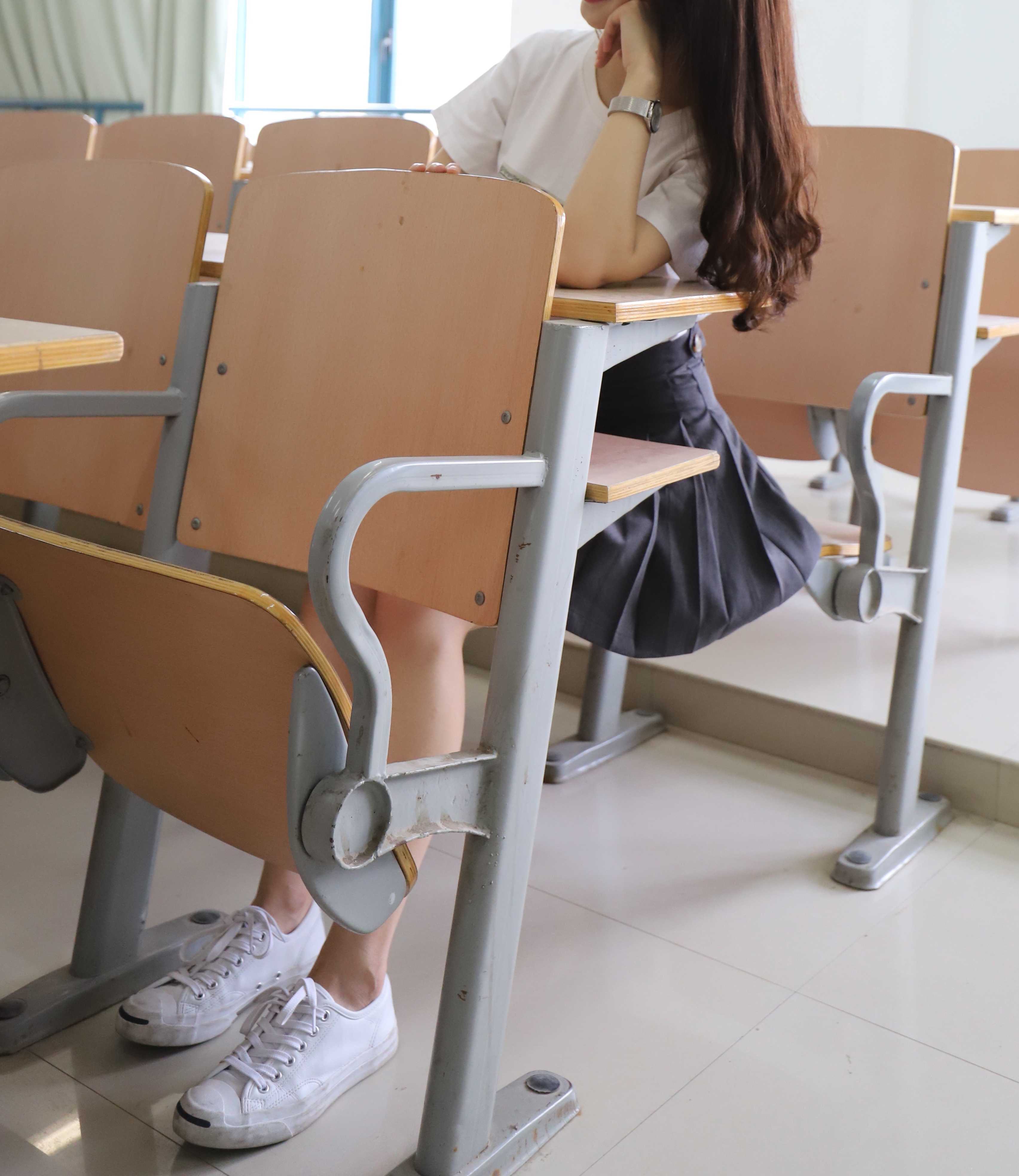 《阶梯教室帆布鞋の船袜脚丫》作品图