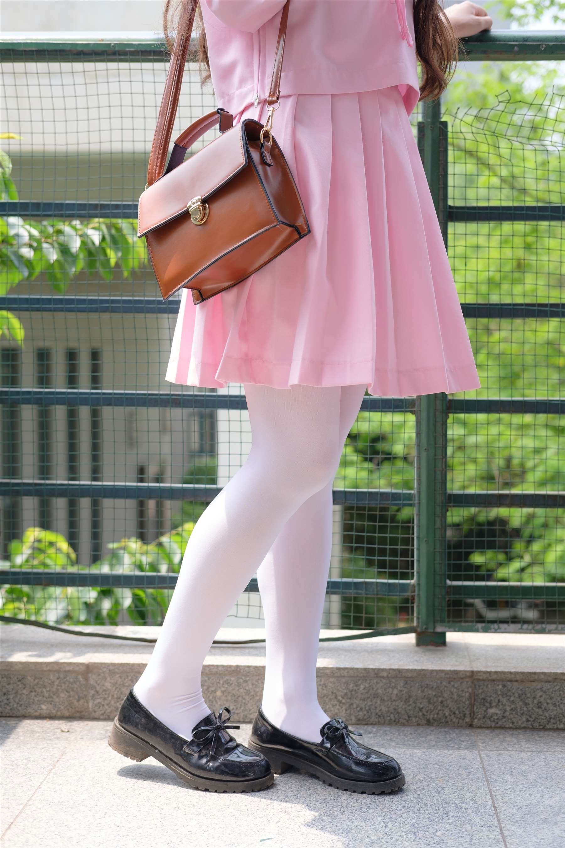 《学妹皮鞋の白丝脚丫+视频1个》作品图