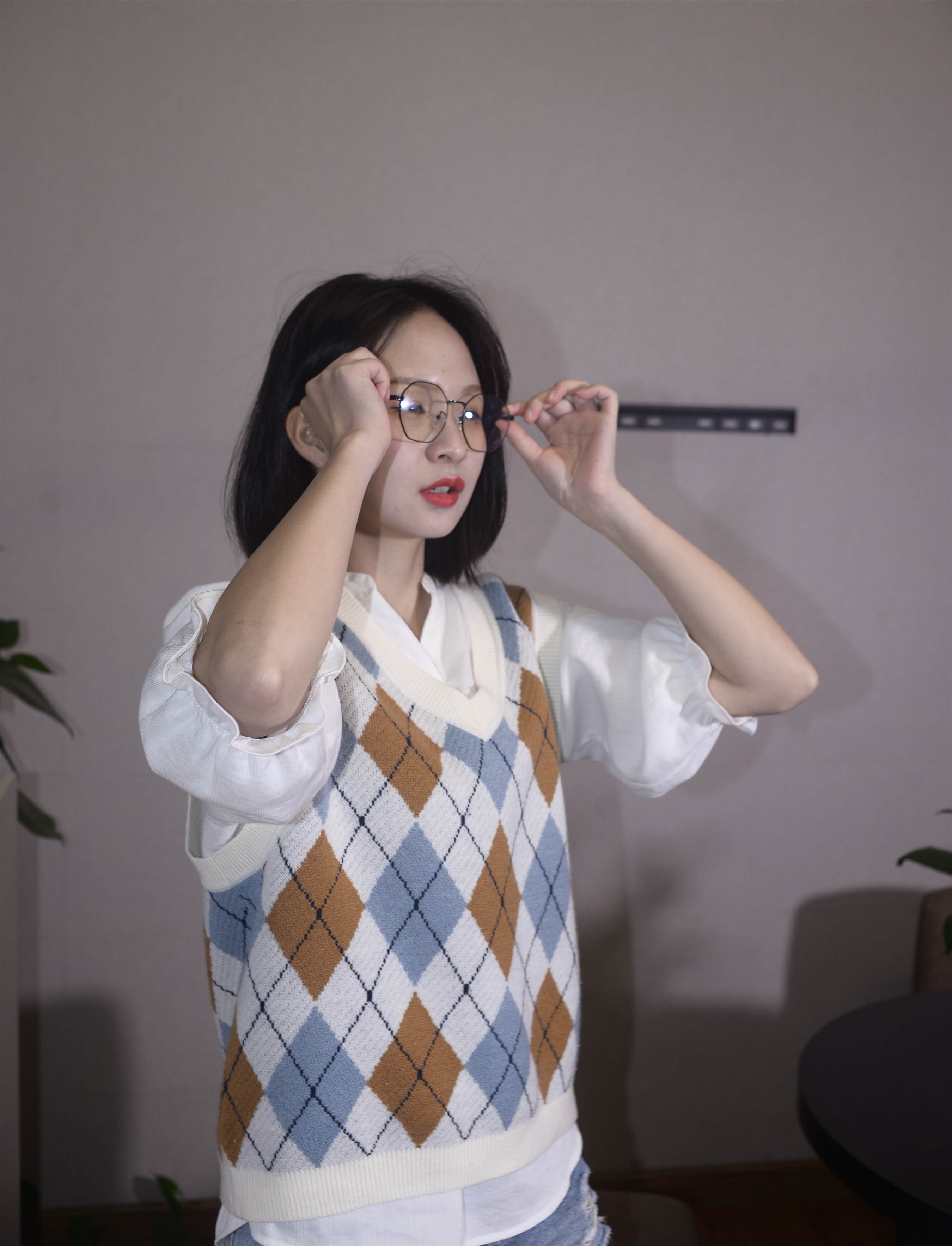 《四眼少女帆布鞋の棉袜脚》作品图