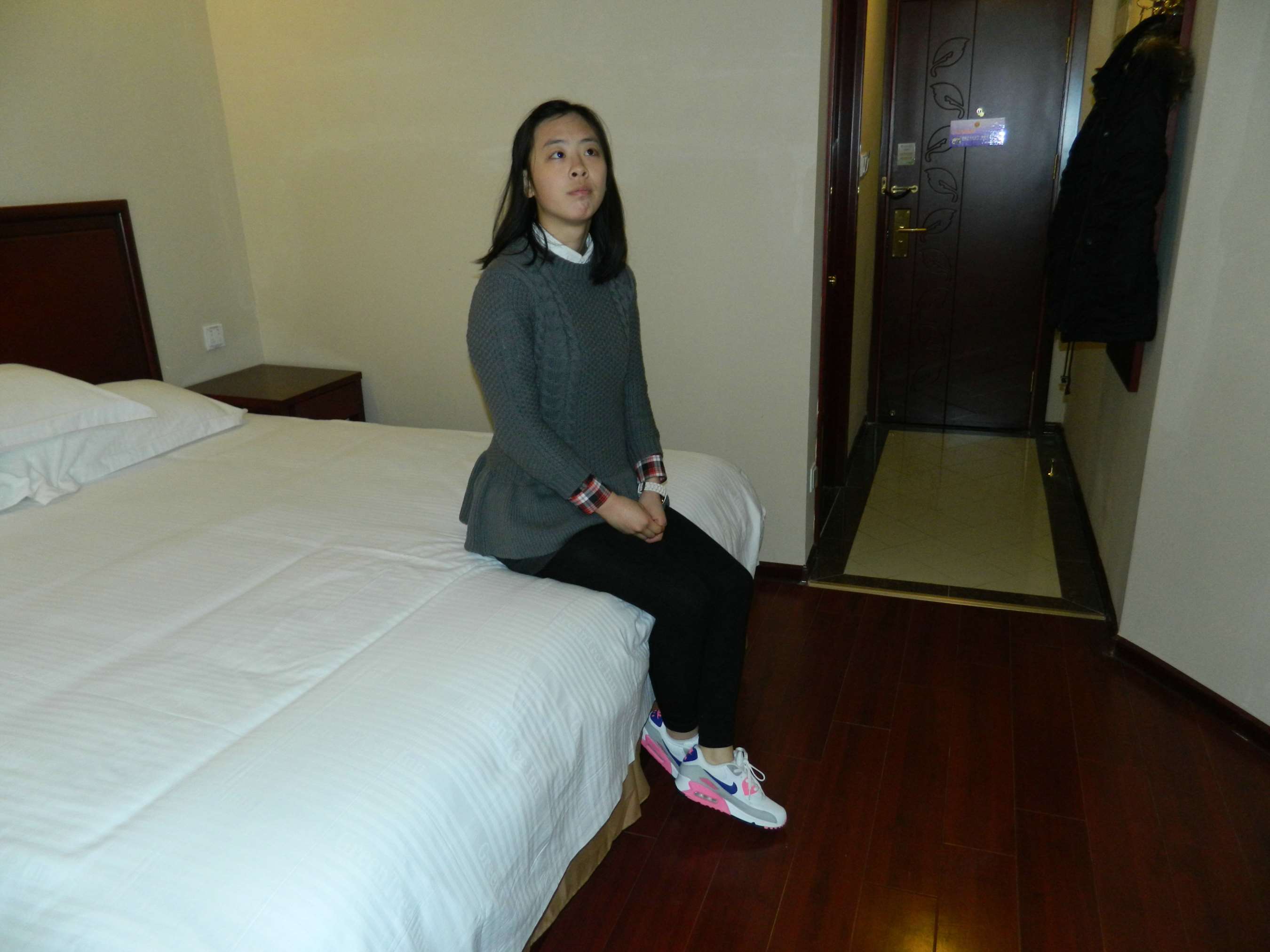 《倩倩宾馆展棉袜嫩足》作品图