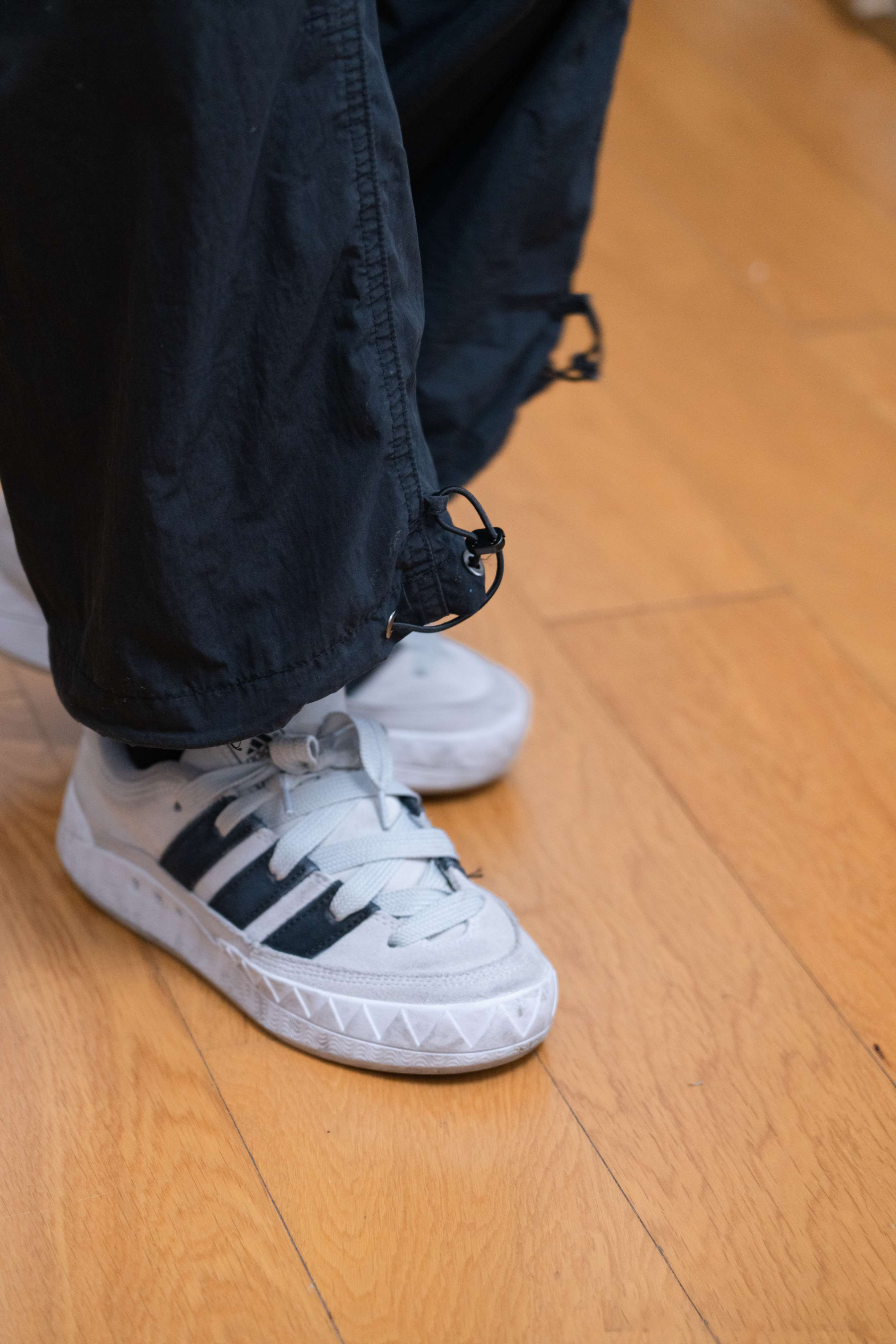 《小云-板鞋、黑棉袜、裸足、剪指甲泡脚剧情》作品图