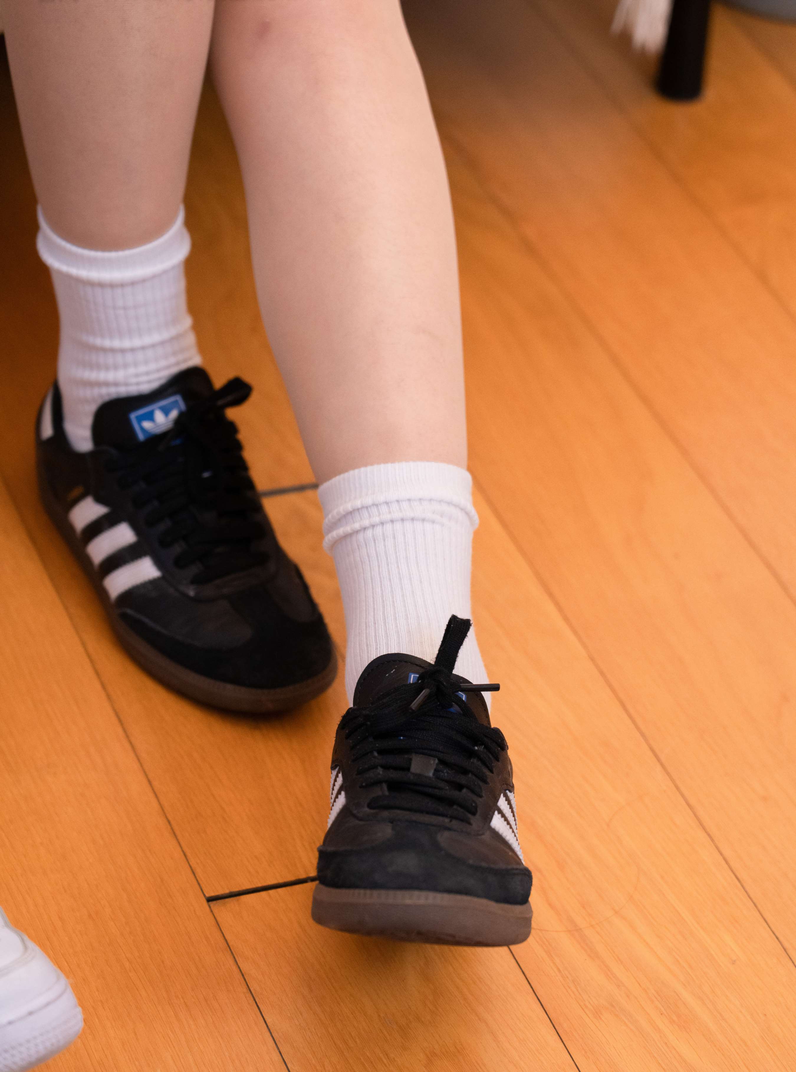 《思思小雨-运动鞋、白棉袜、肉丝》作品图