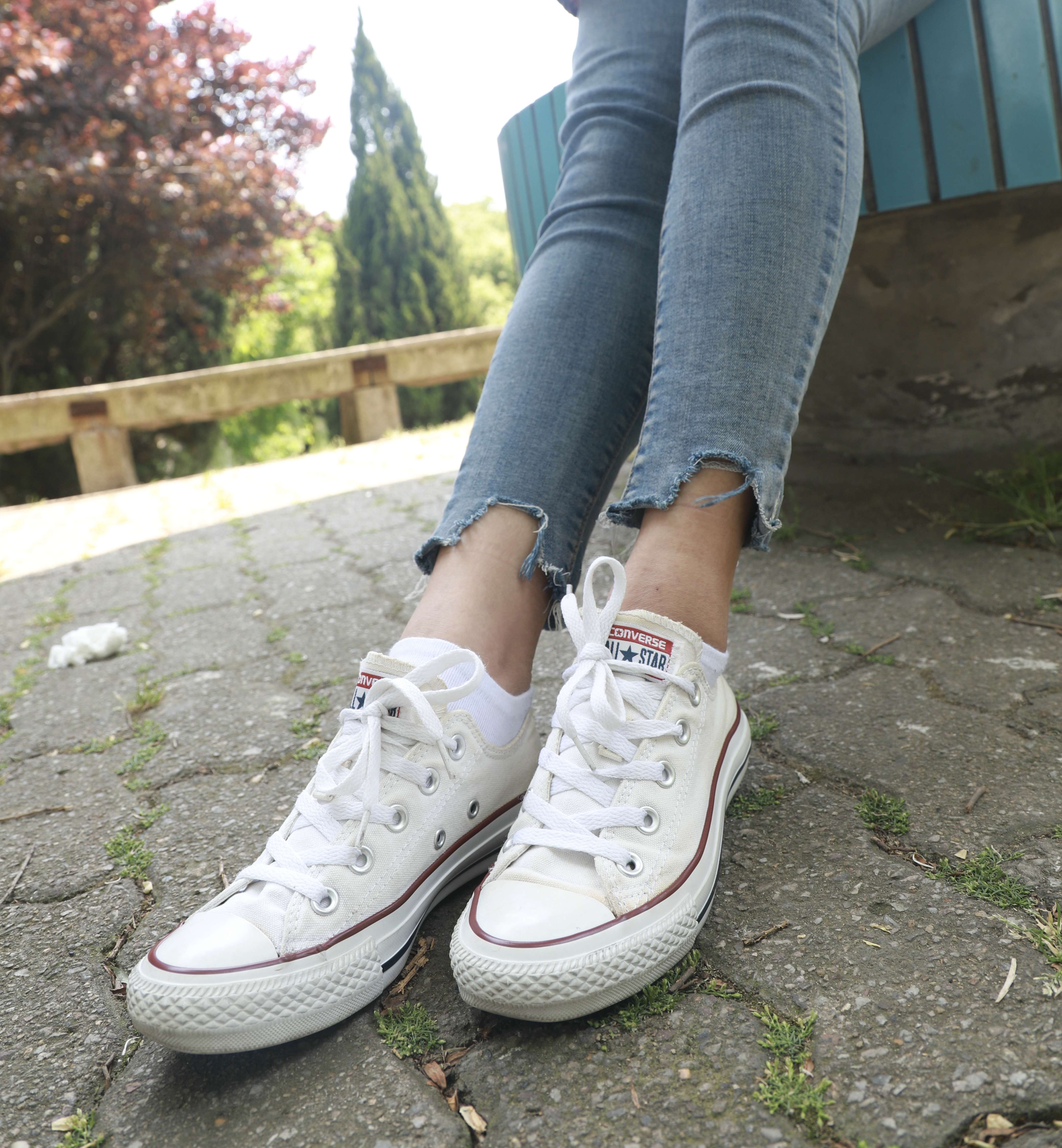 《白帆布鞋の棉袜脚》作品图