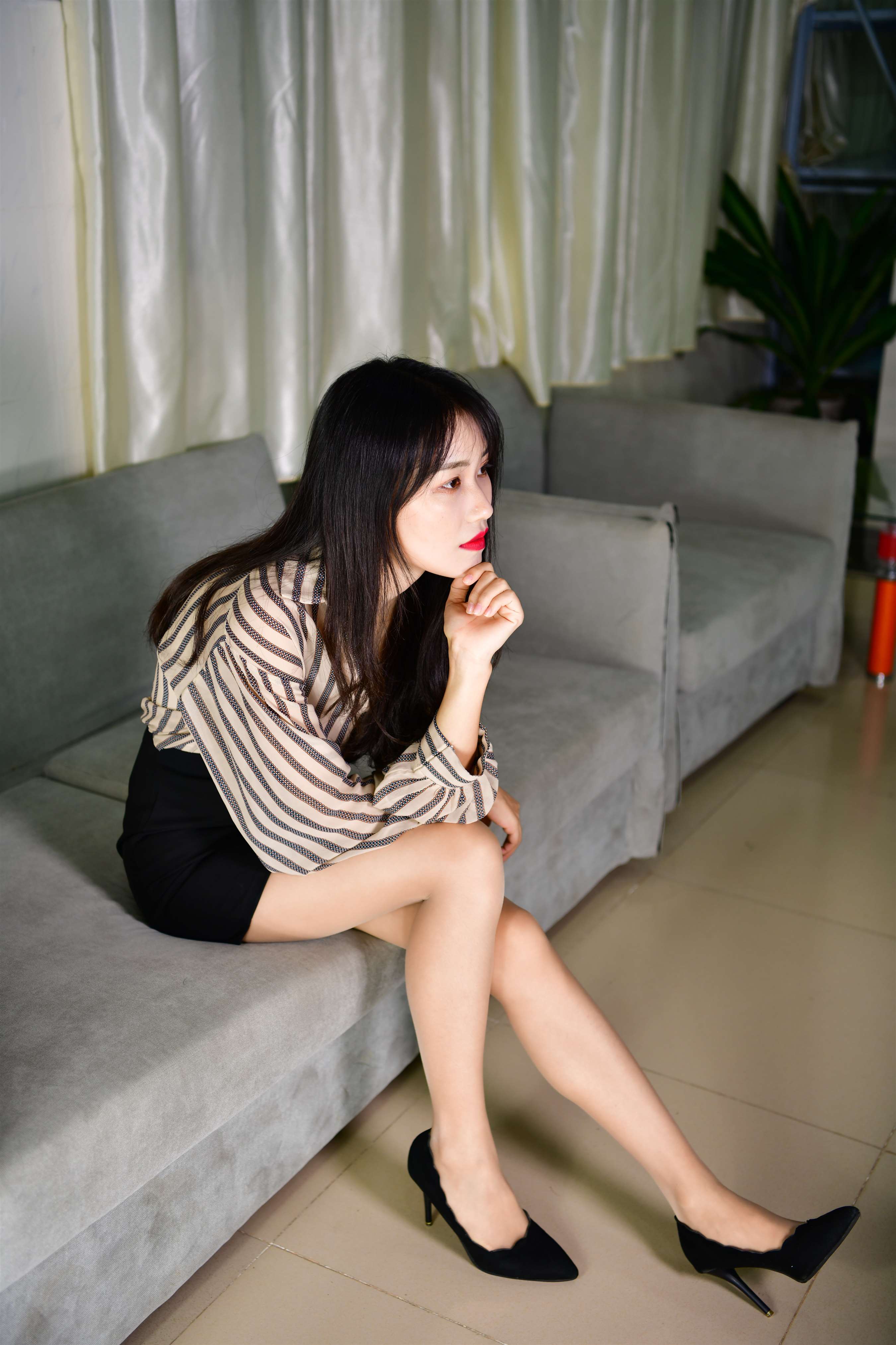 《包臀裙の高跟丝足》作品图