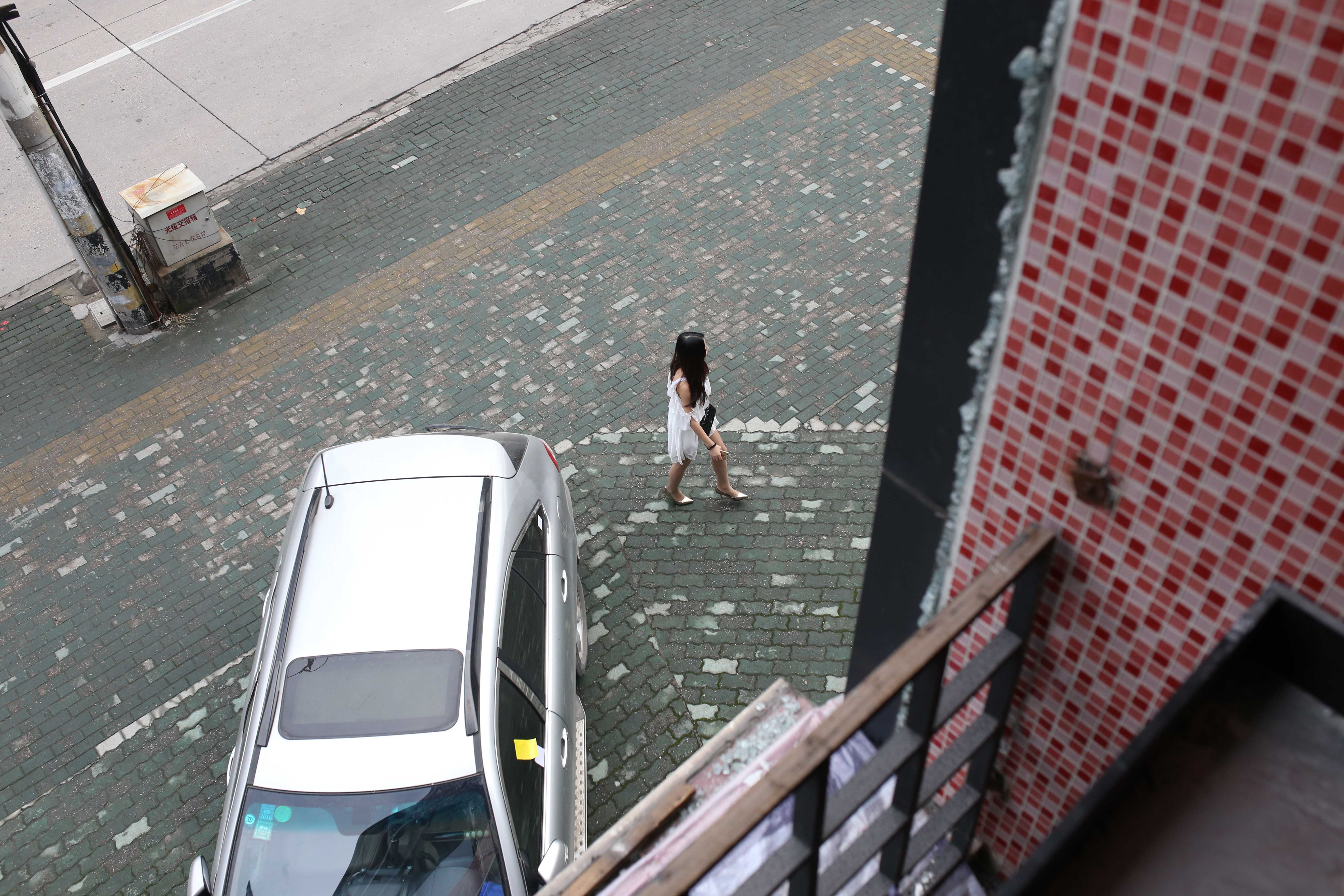 《旧楼翻新越拍长丝脚丫+视频一部》作品图