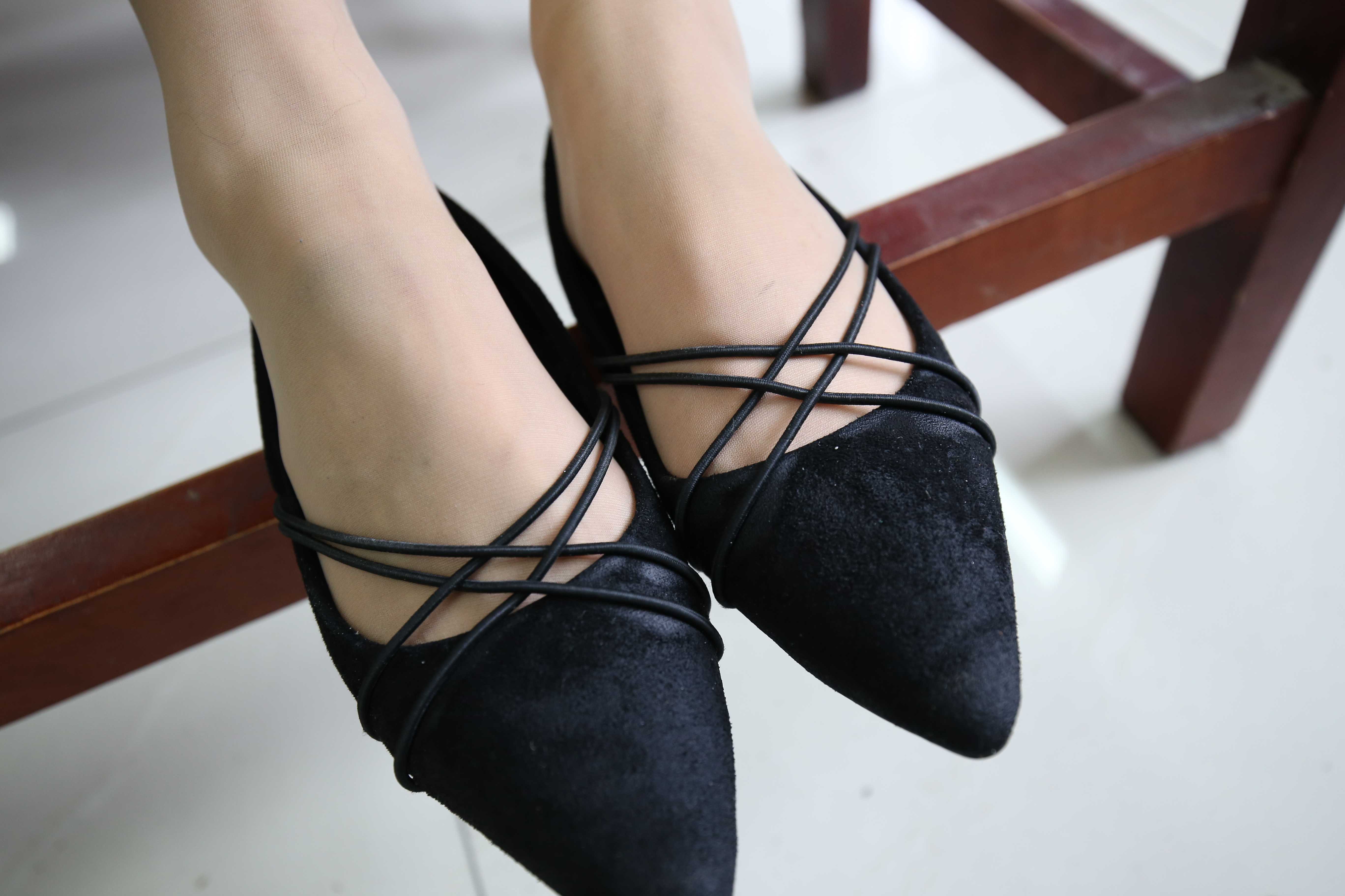 《教室白裙の肉丝袜脚丫》作品图