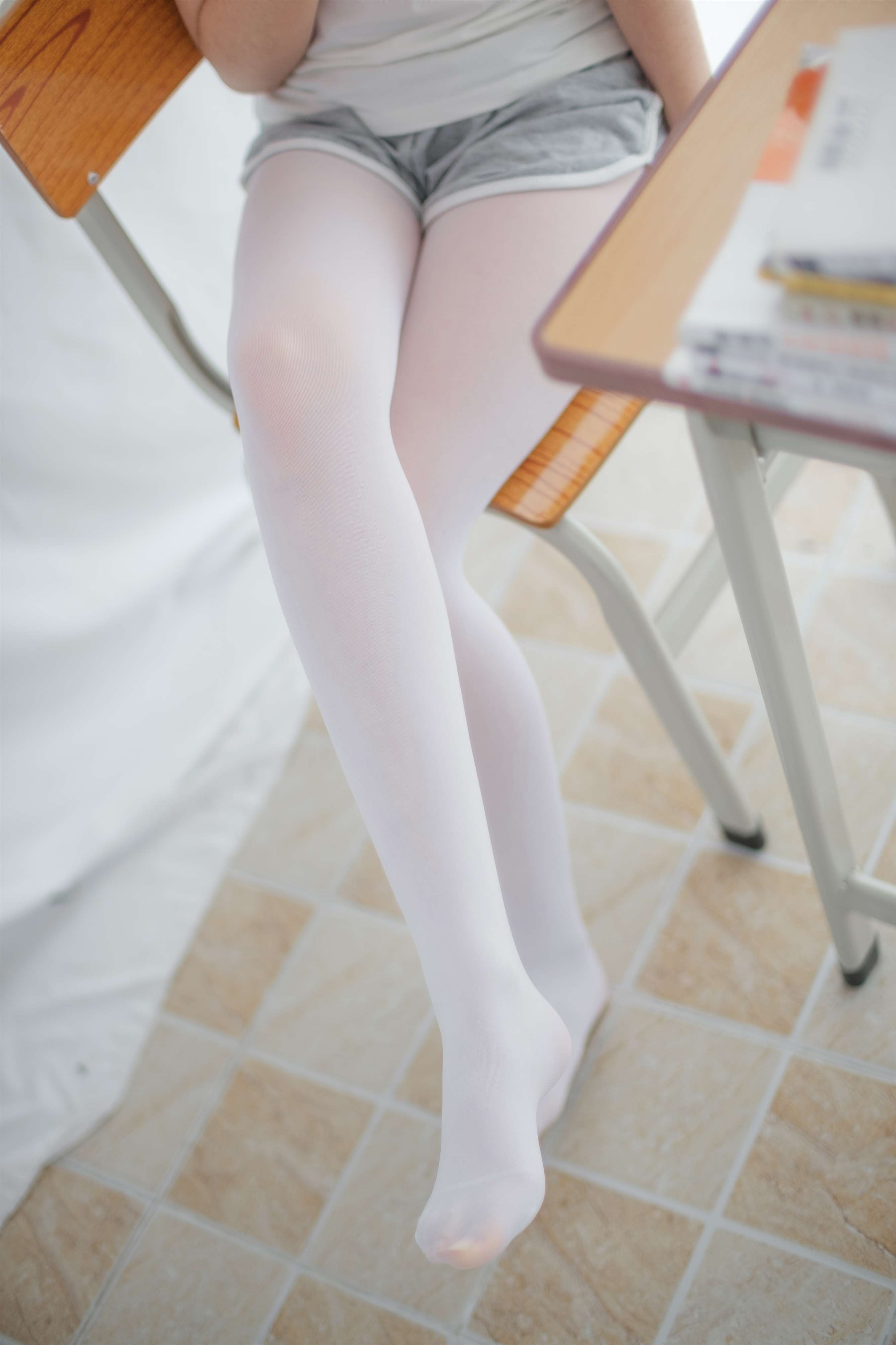 《布鞋の白丝脚丫》作品图