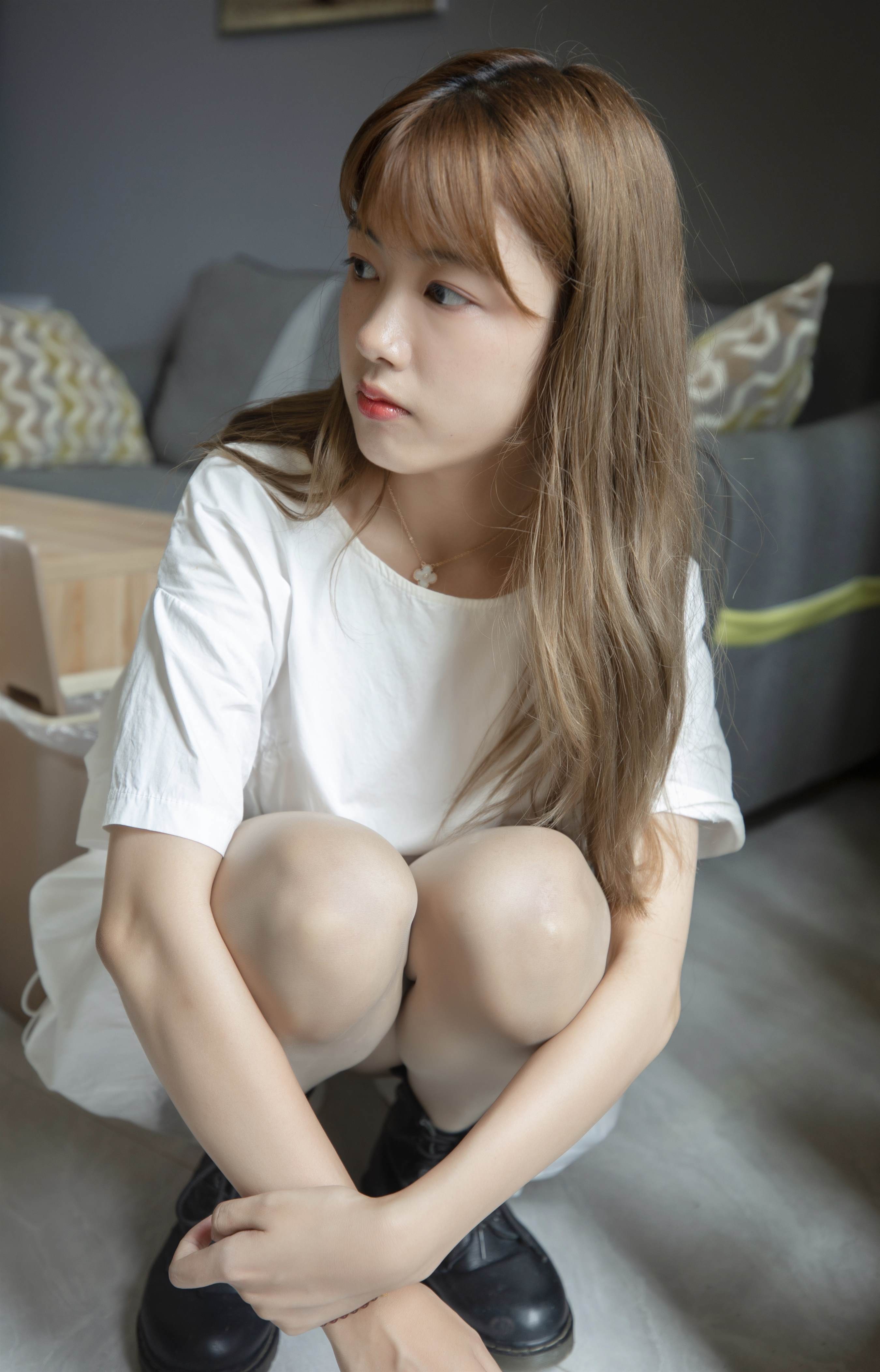 《白色连衣裙の肉丝脚丫》作品图