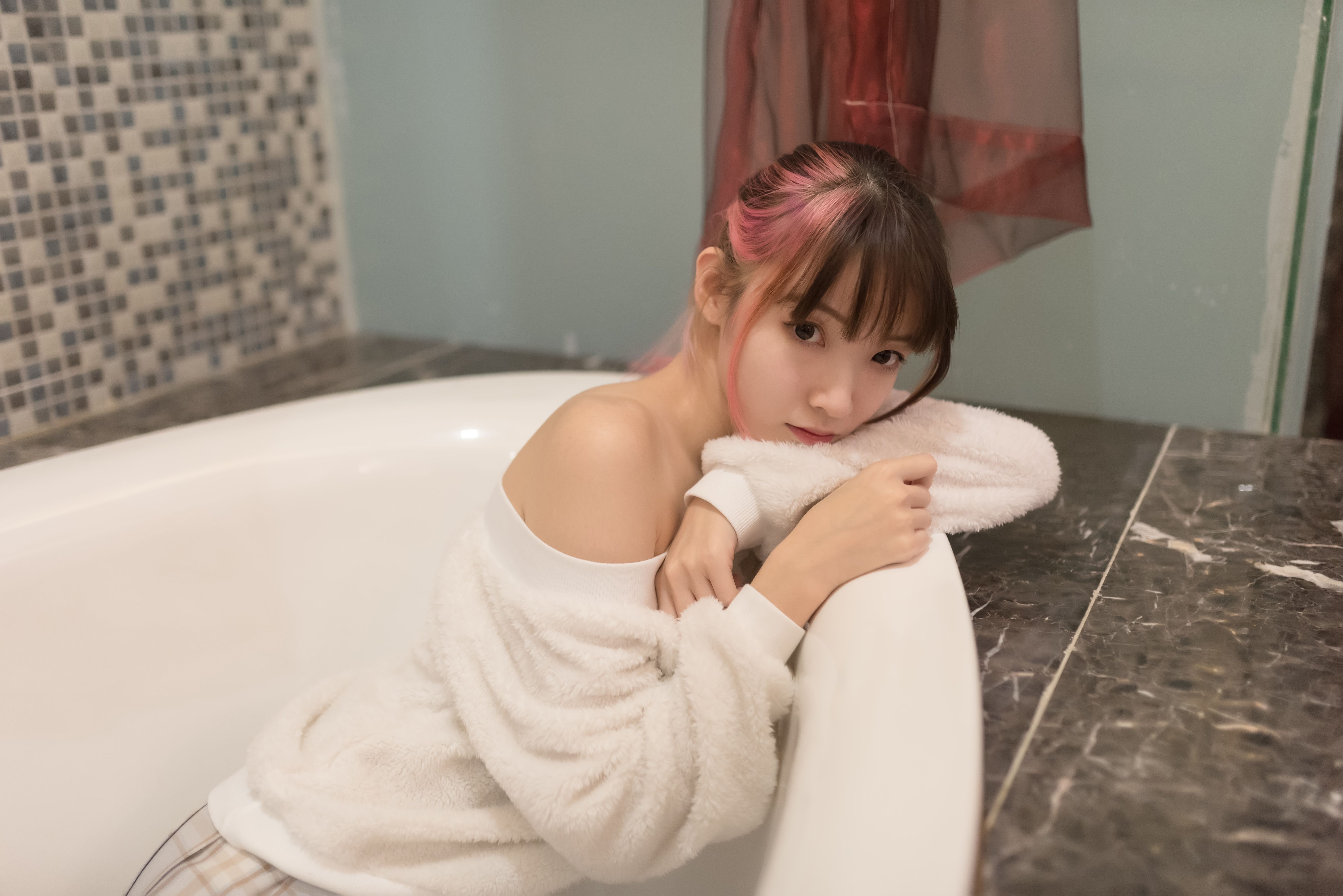 《浴缸丝袜脚》作品图