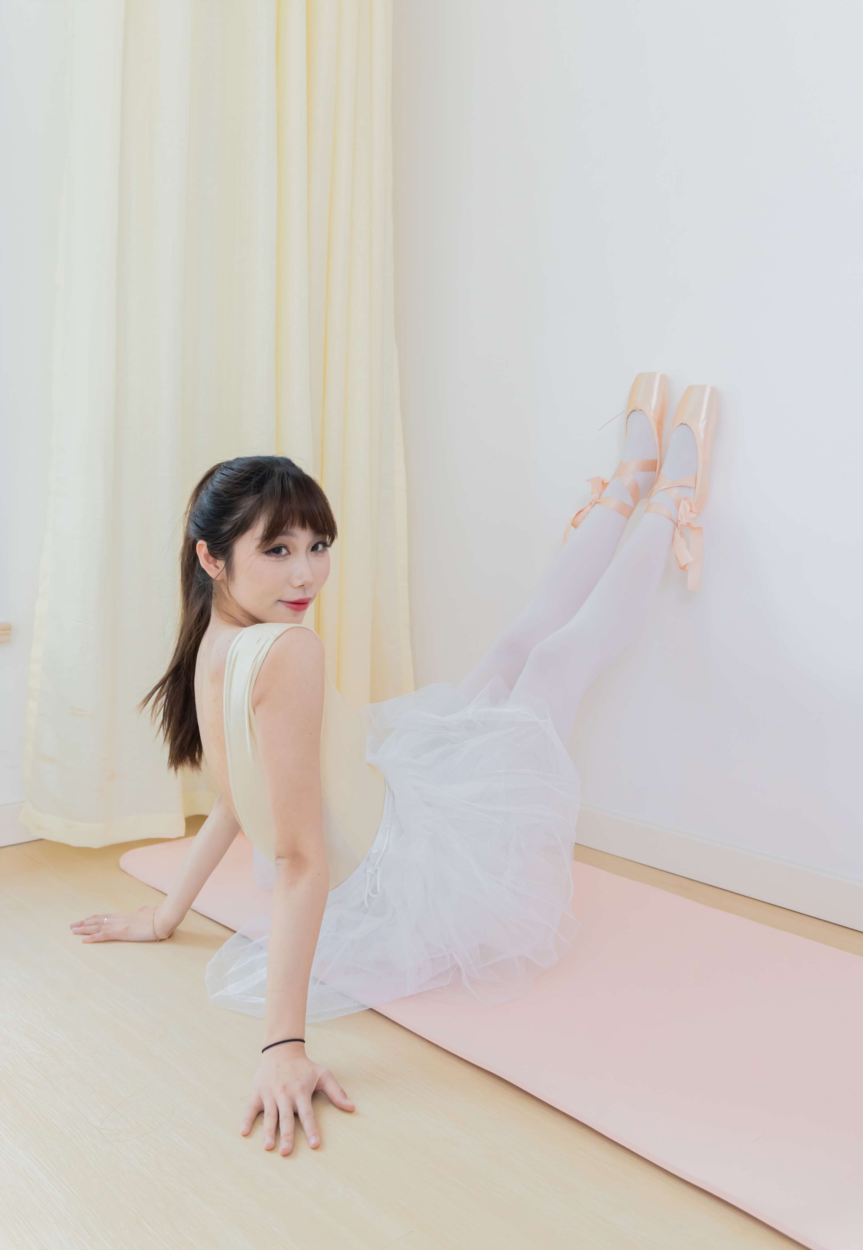 《泡泡-芭蕾鞋、厚白丝、芭蕾动作、皮筋绑脚剧情》作品图