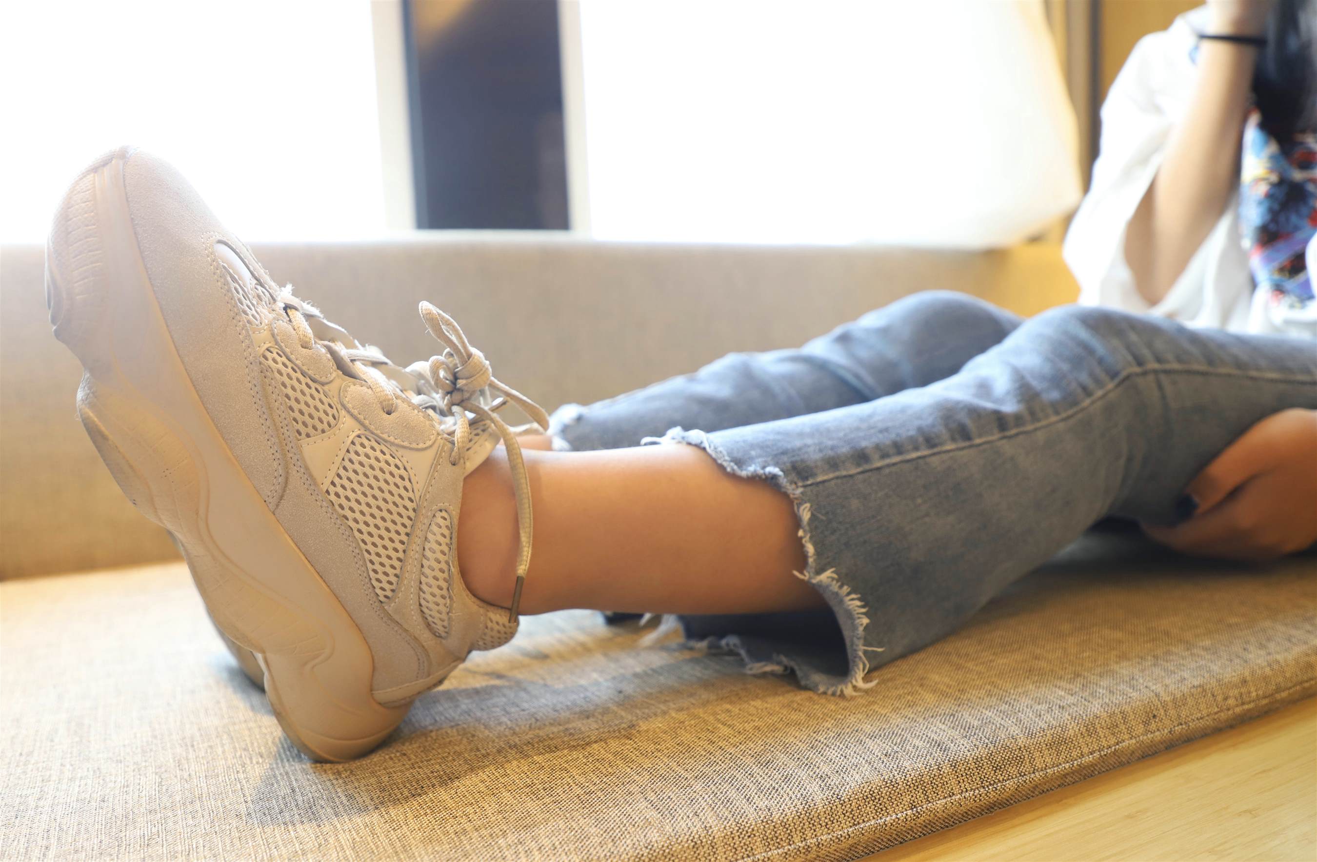 《旅馆里的运动鞋の棉袜脚+视频1个》作品图