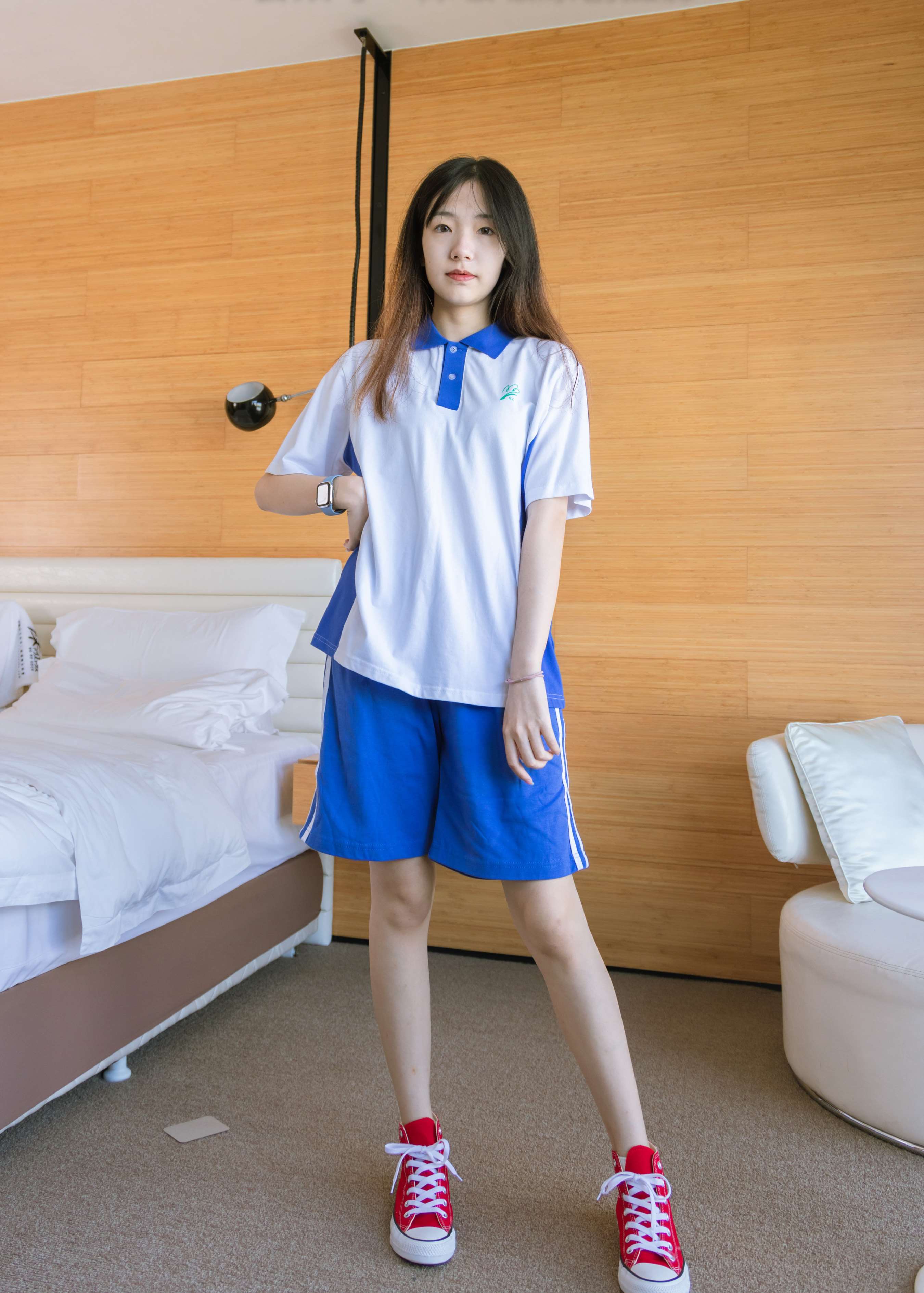 《小甜豆-校服帆布鞋棉袜の裸足》作品图