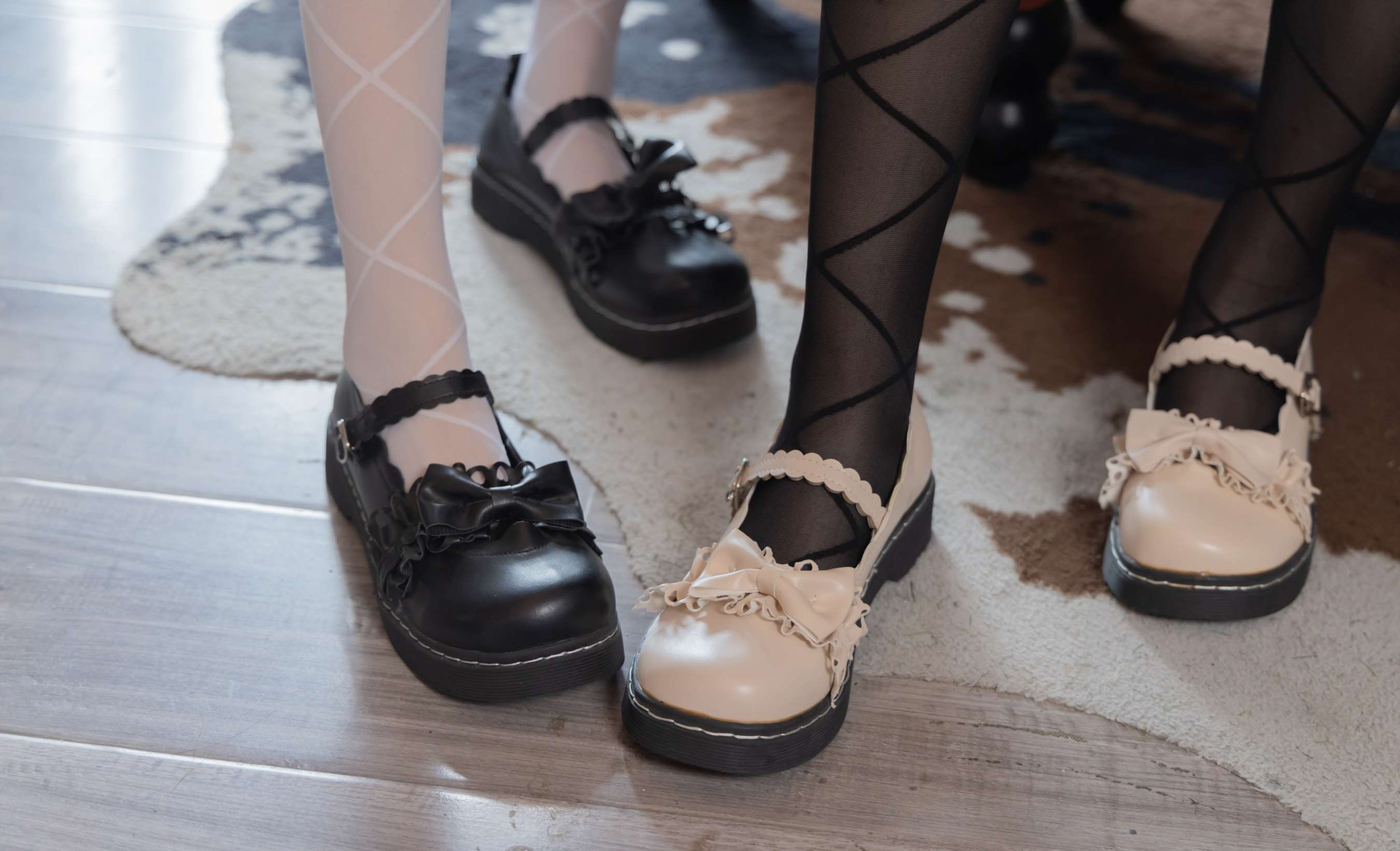 《小甜豆稚予-皮鞋の黑、白丝脚丫》作品图