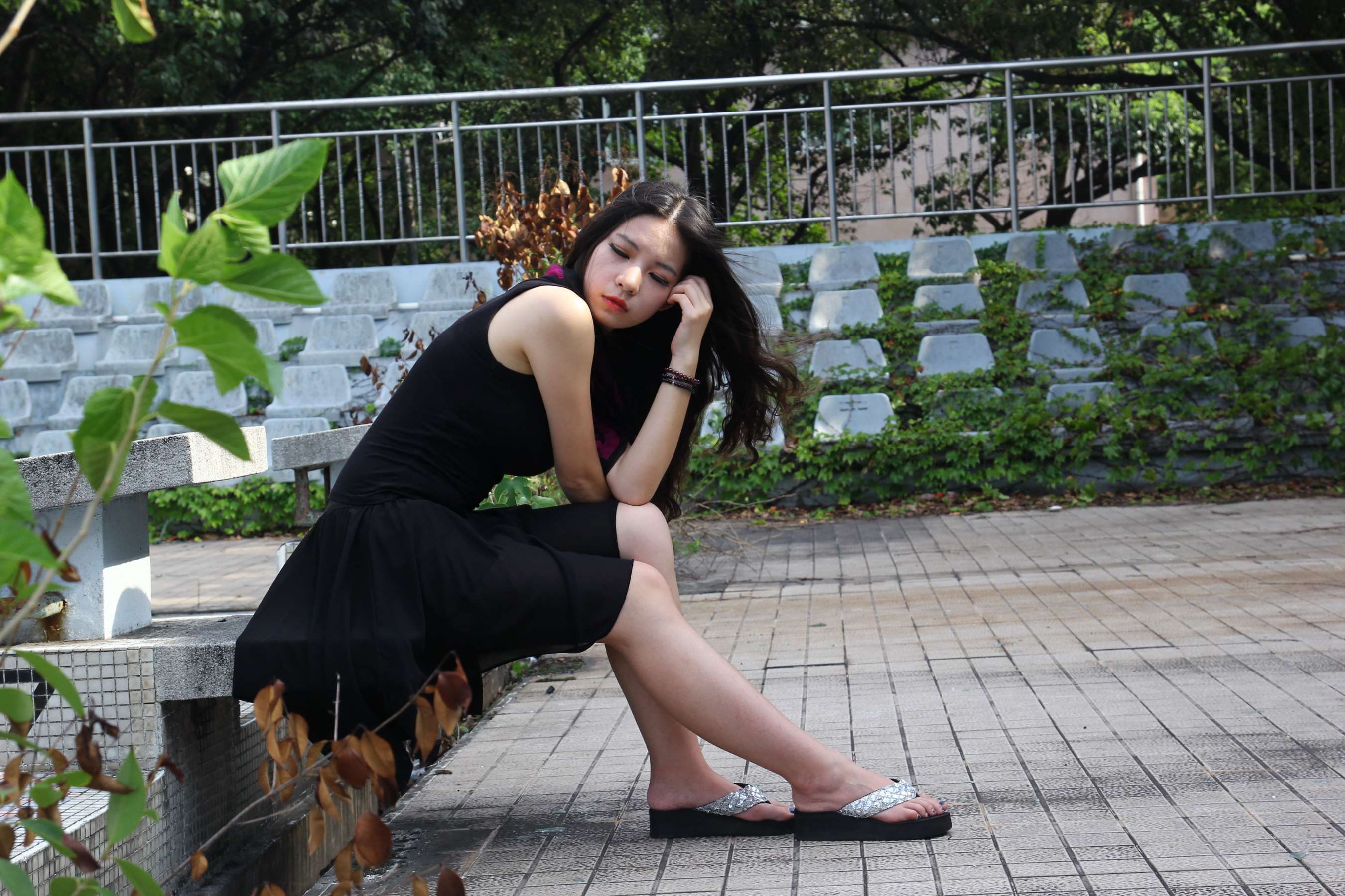 《吖妮在泳池边秀白嫩脚丫》作品图