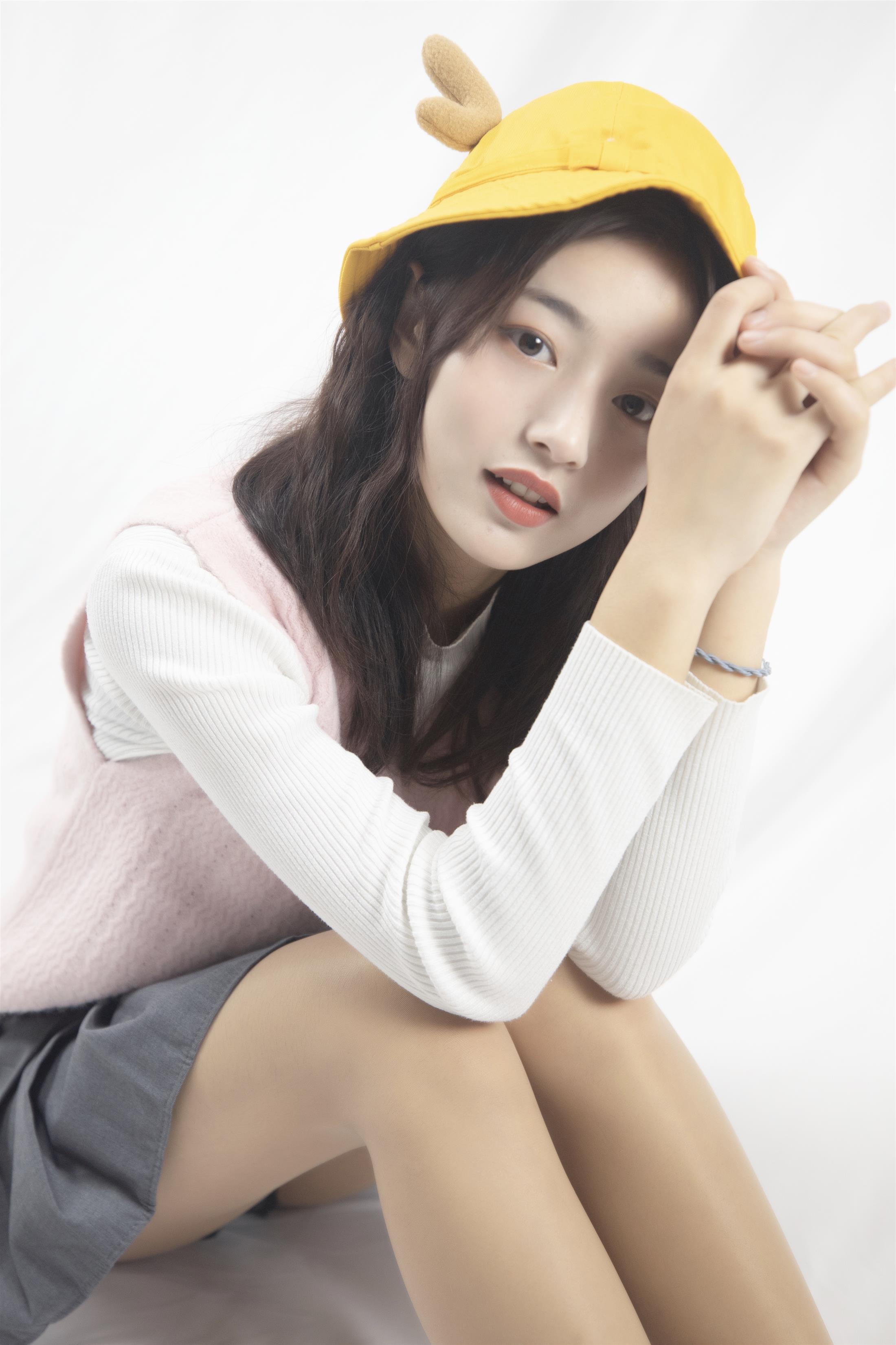 《黄帽の丝袜脚丫+视频1个网盘下载》作品图