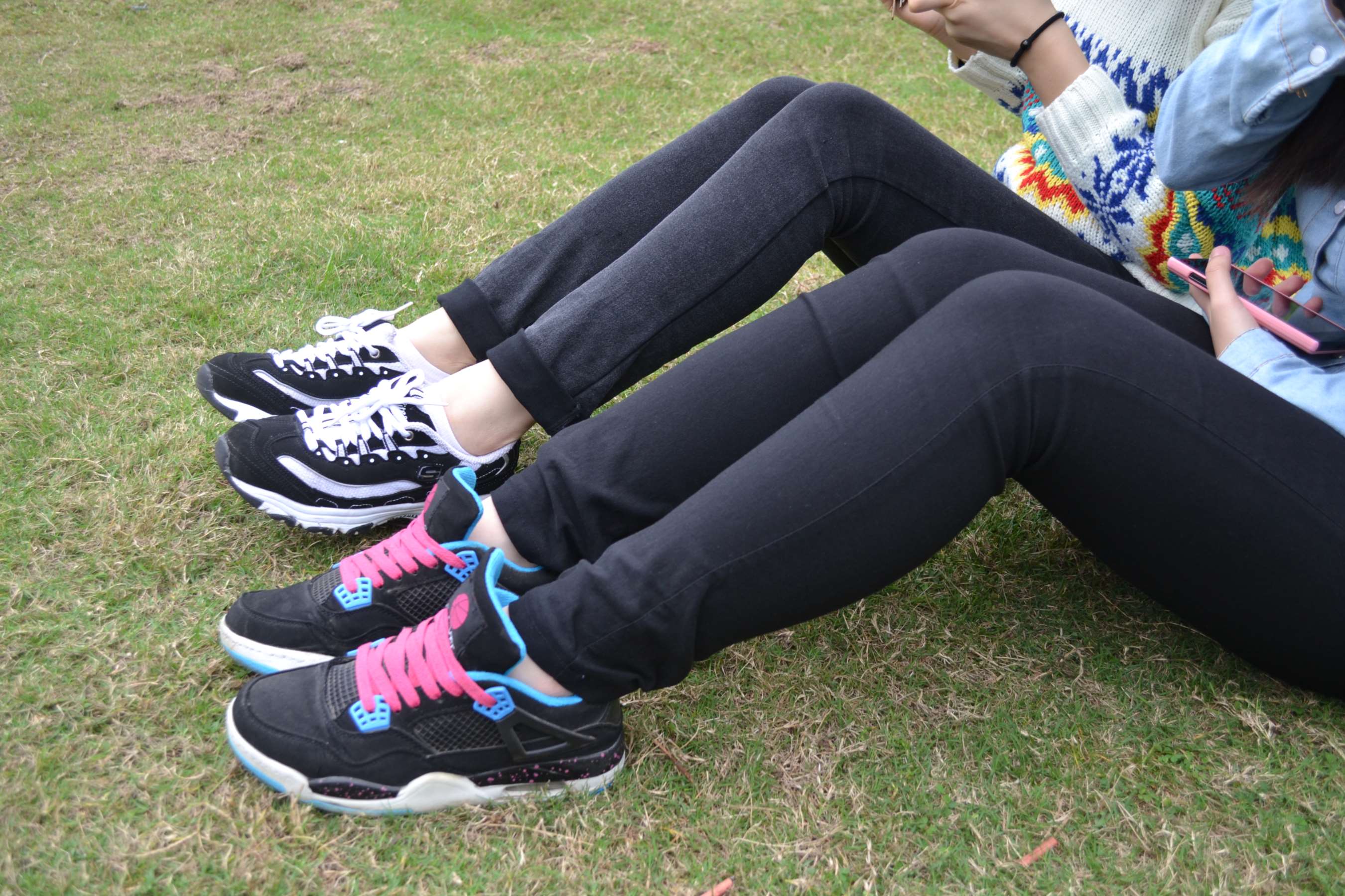 《三学妹草地长腿秀》作品图