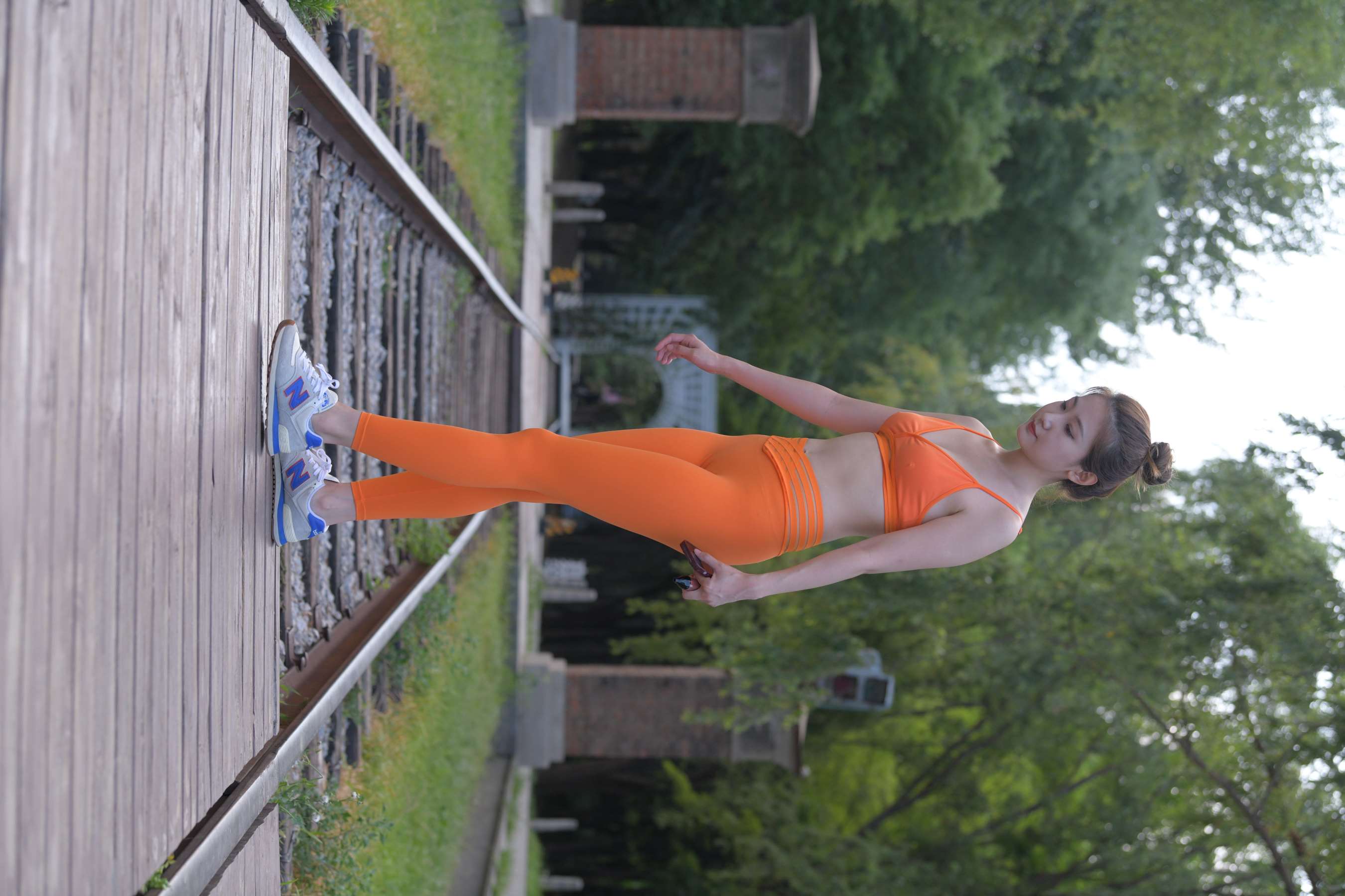 《树荫下练瑜伽》作品图