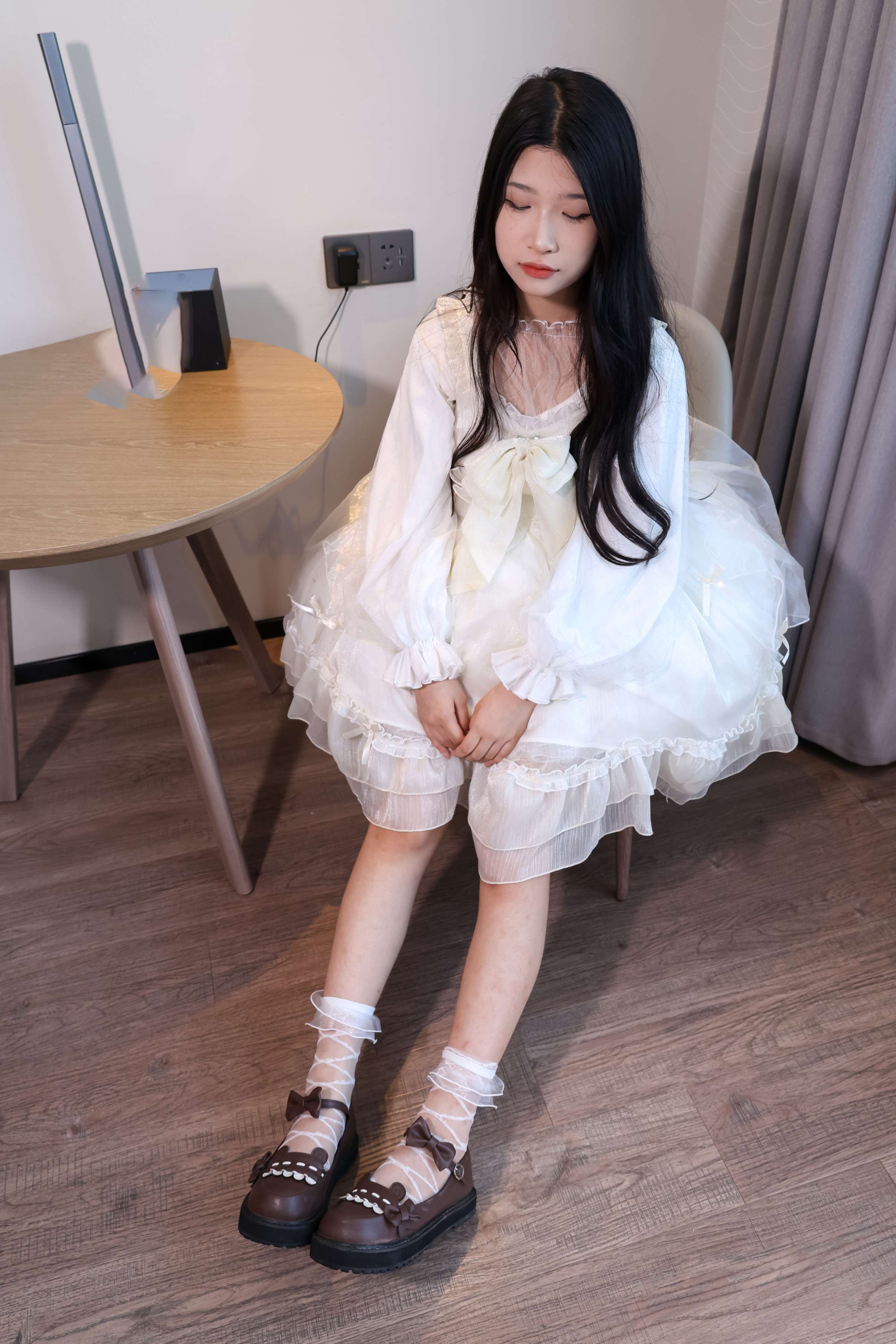 《少女白裙纱袜》作品图